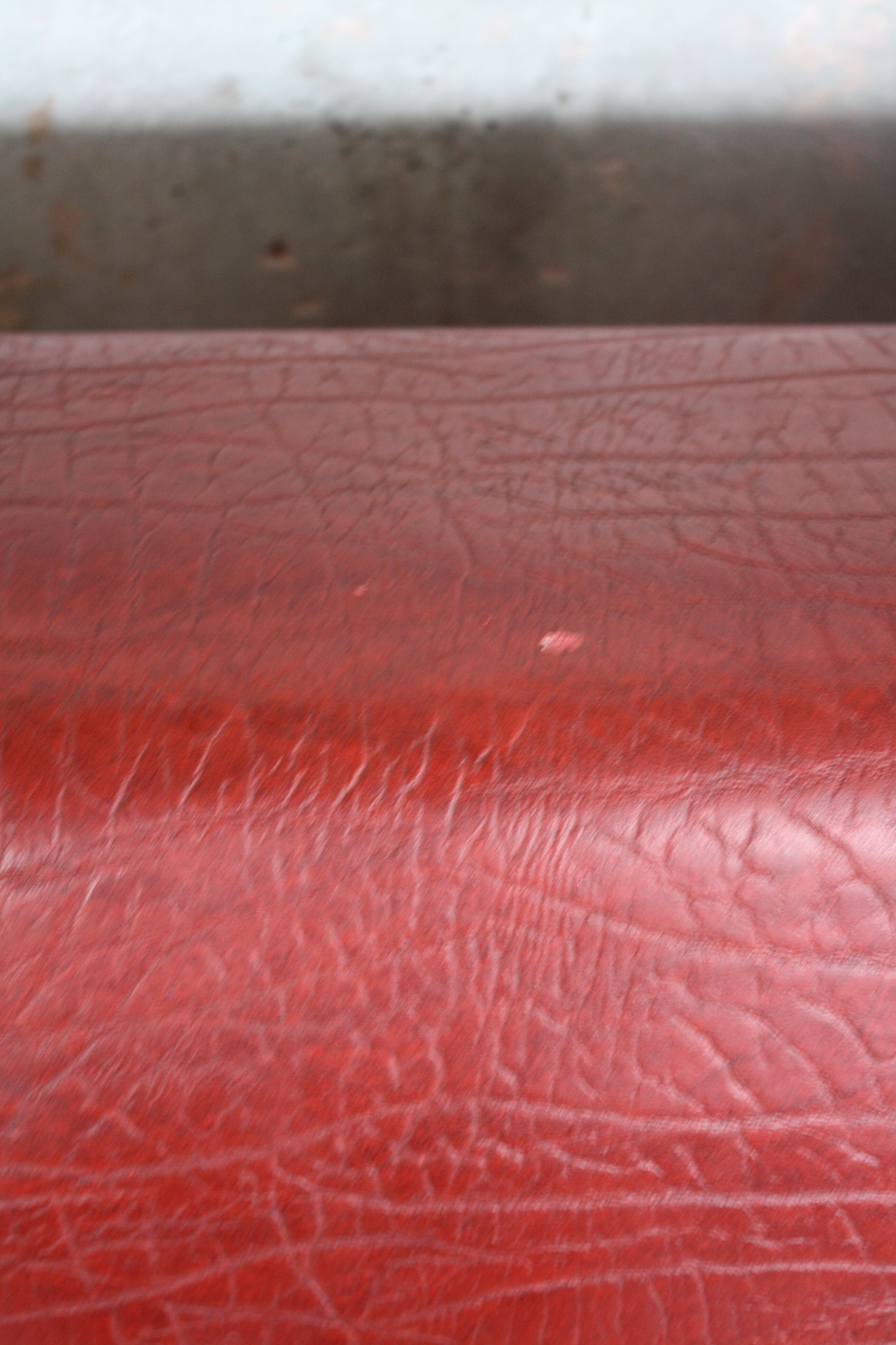 3-seater sofa and 2 rockabilly chairs in red and black skai