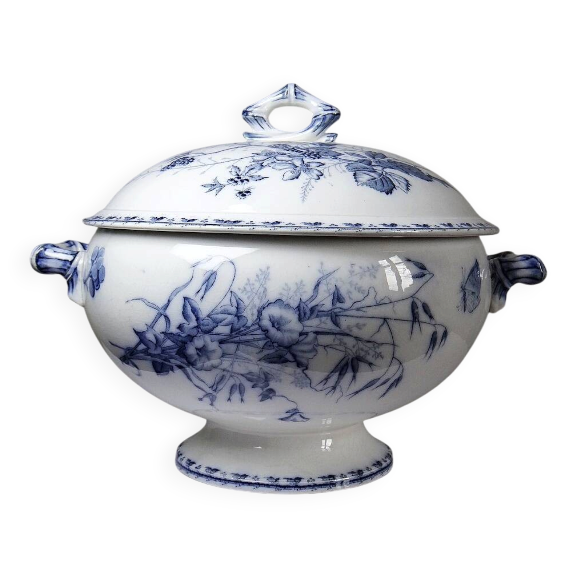 Fine earthenware soup tureen Sarreguemines model Carmen, blue decoration 19th-20th century.