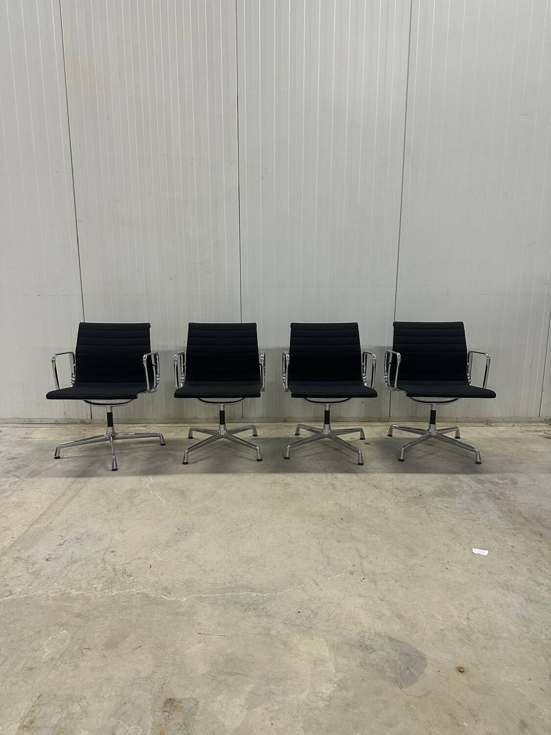 Vitra Eames Aluminum Chair - EA108