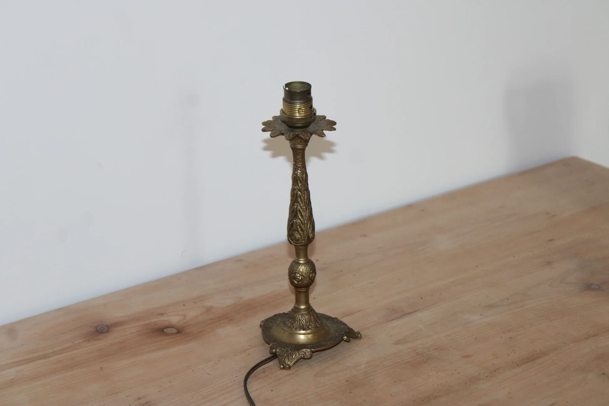Vintage lamp base in patinated gold metal – foliage decor – 25 cm