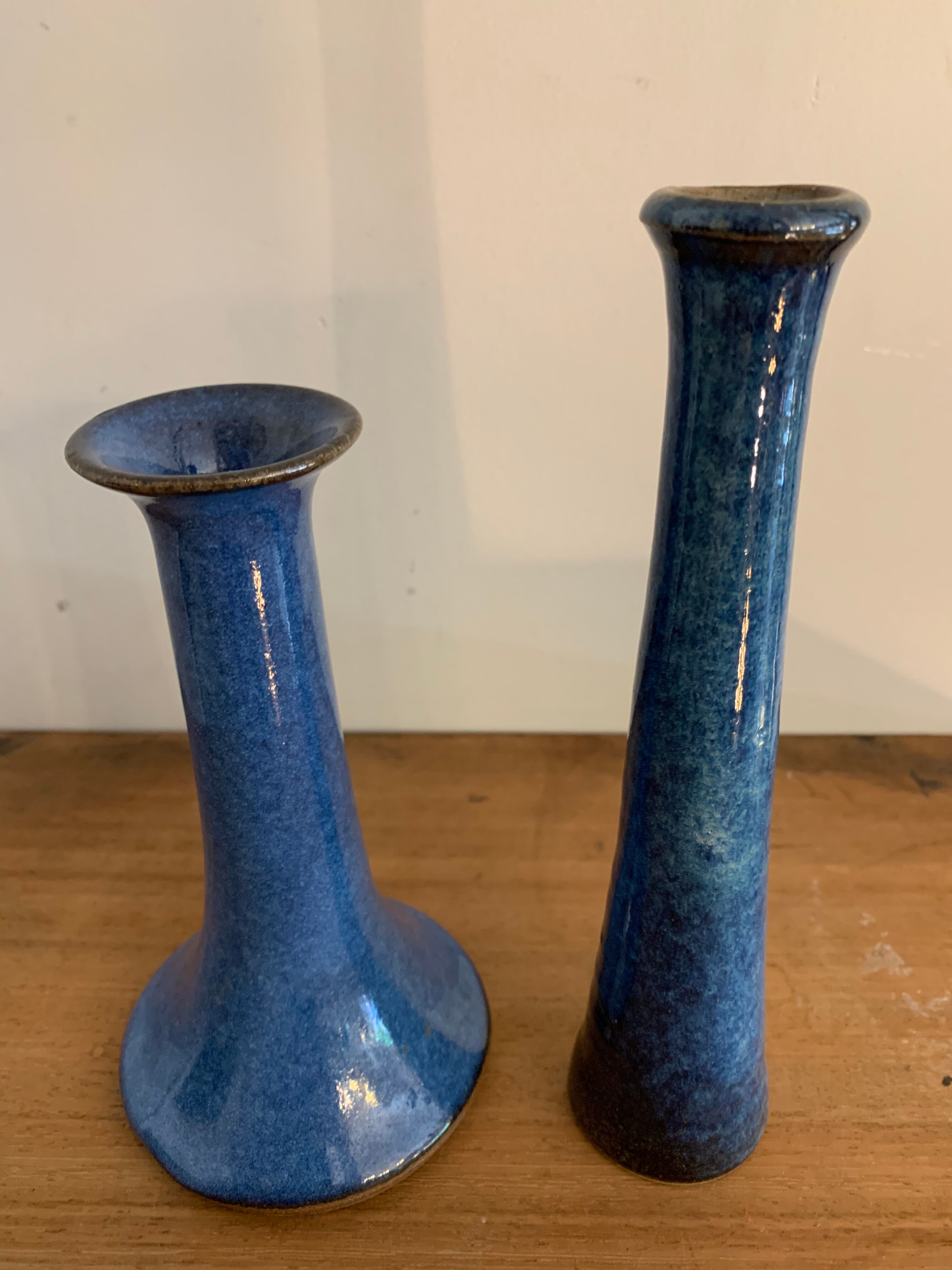 Paire de petits vases soliflores en grès bleu émaillé