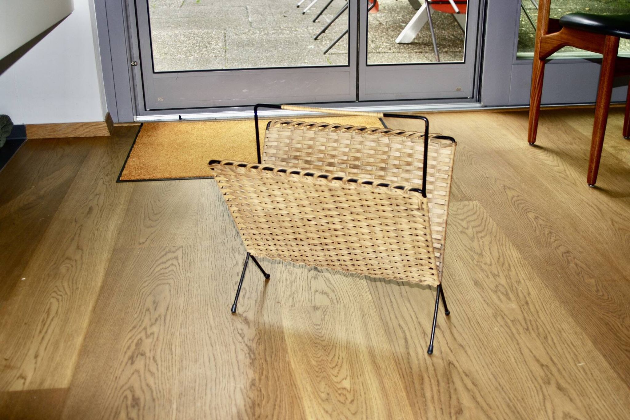 Vintage magazine rack in wrought iron and woven wicker 196