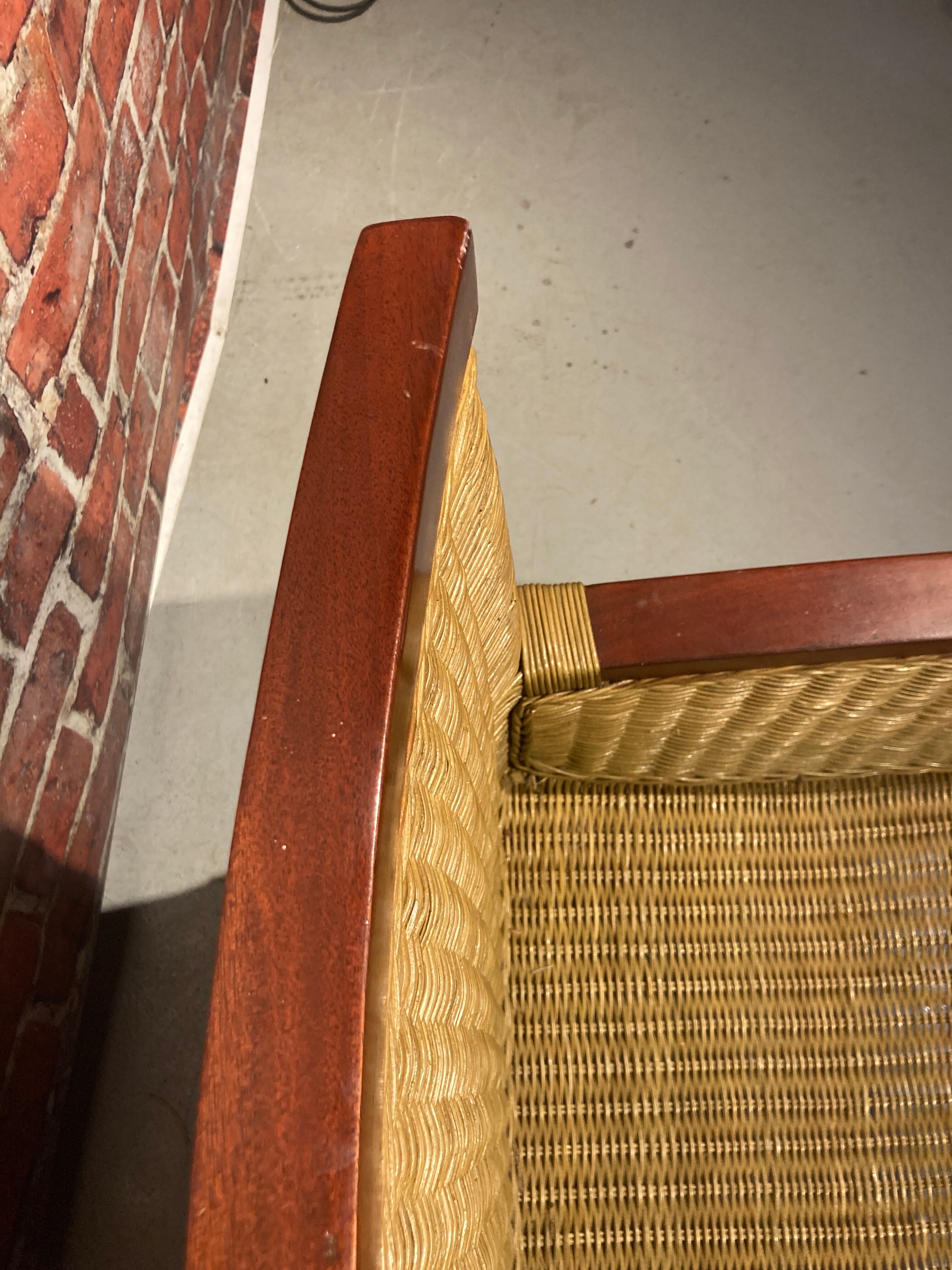 Fauteuil en rotin marron et doré
