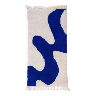 Tapis marocain traditionnel blanc, bleu en laine taille 250×150