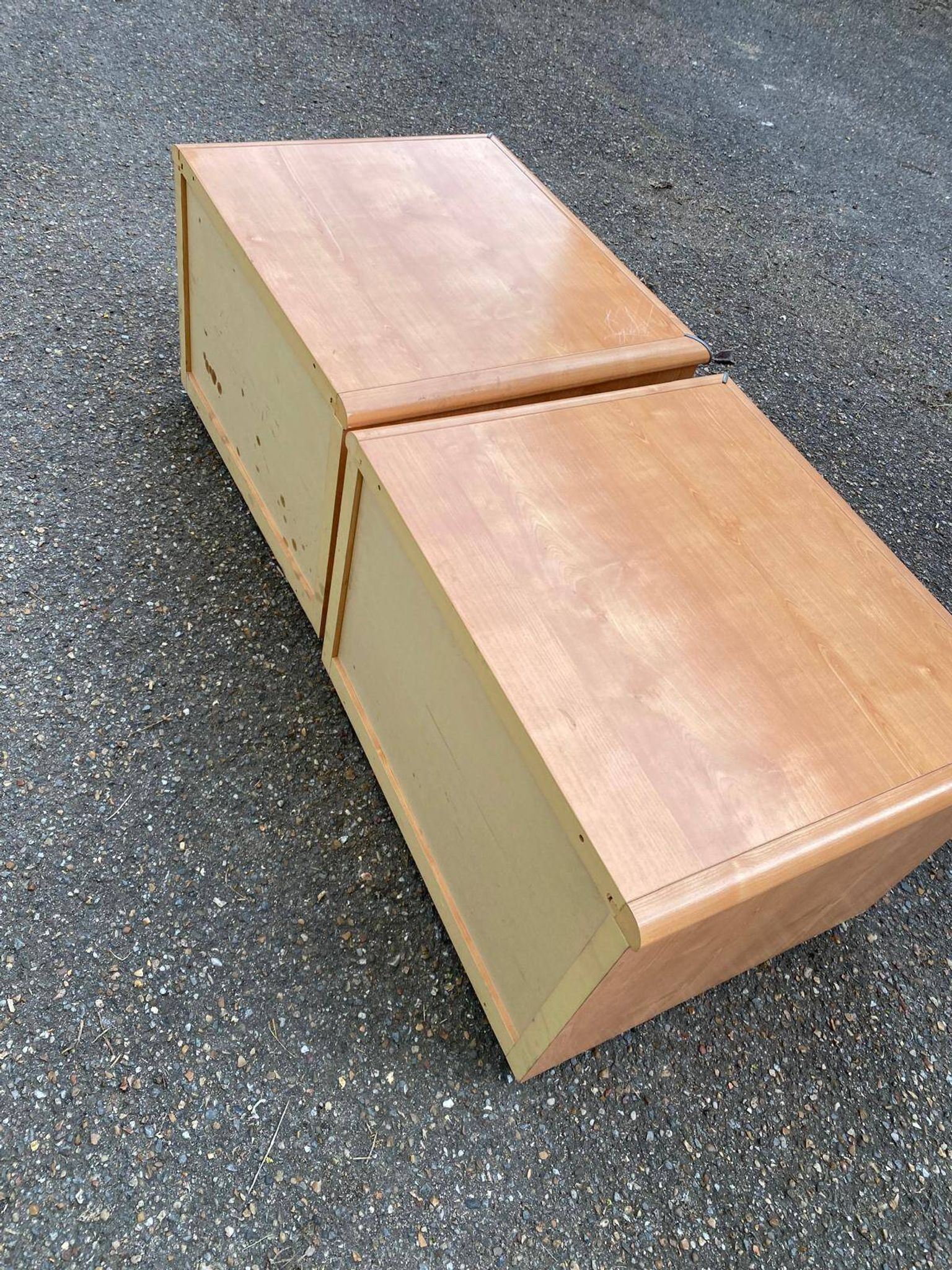 2 tables de chevet françaises Gauthier en bois clair avec 2 tiroirs