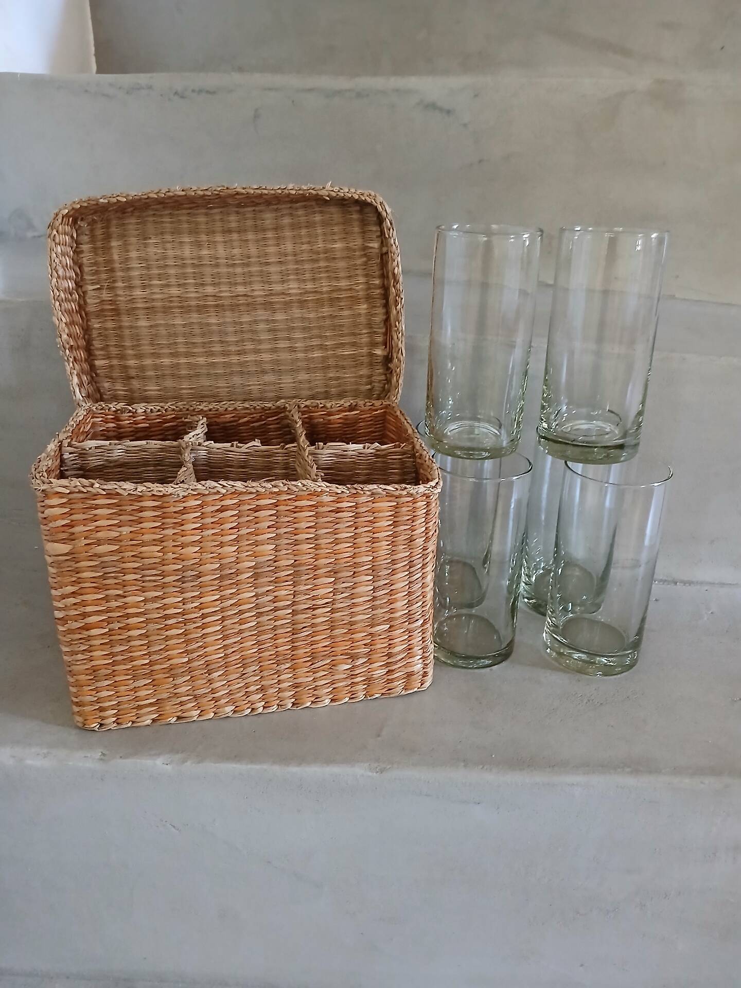 6 water glasses + basket