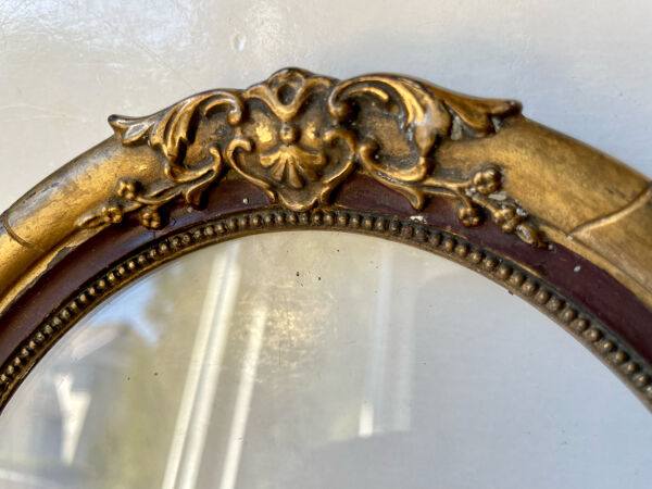 Cadre ovale ovale antique en bois doré coloré avec verre