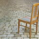 Chaise en bois et toile rayée