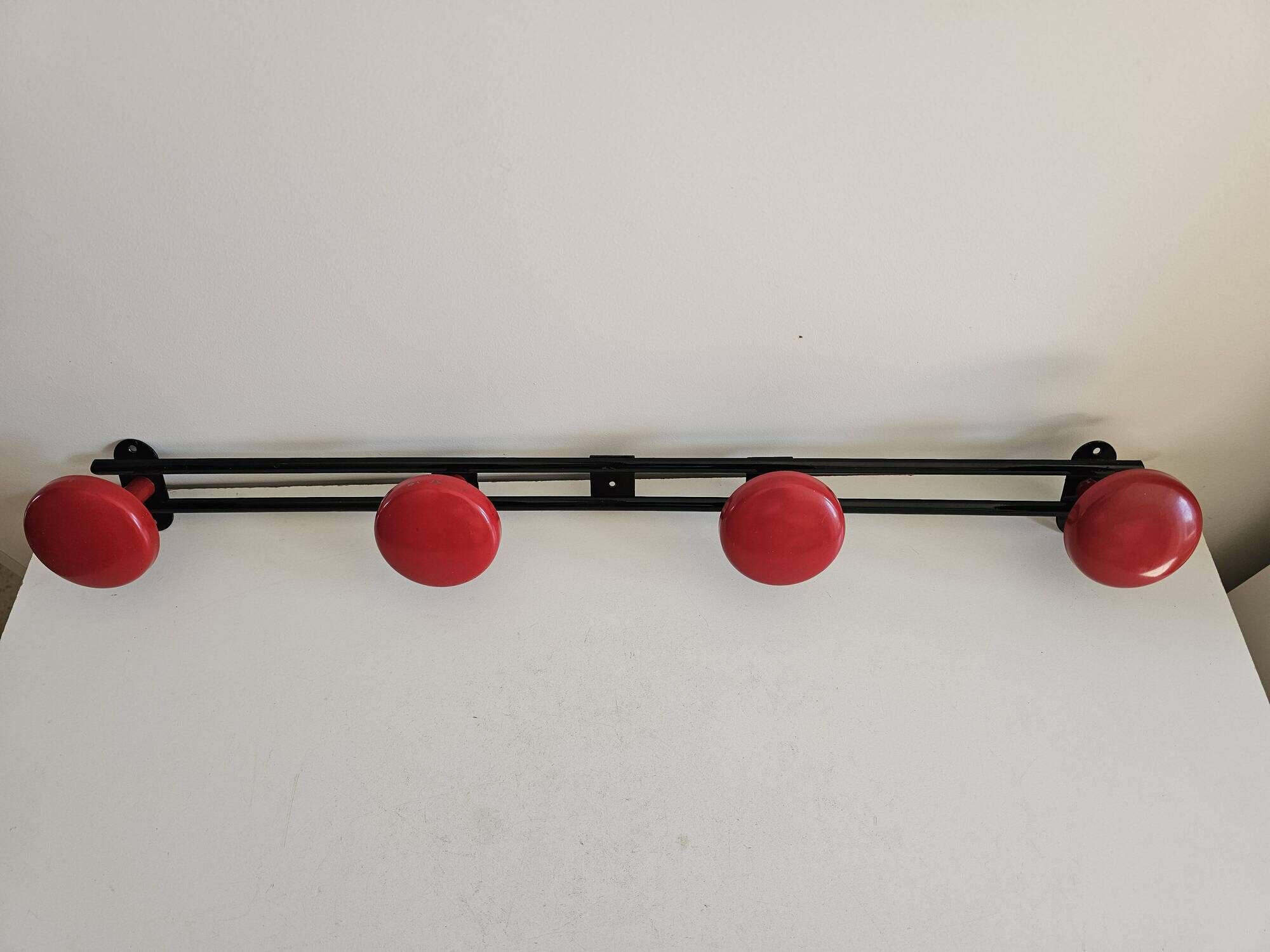 Wall-mounted coat rack in black and red metal (4 hooks)