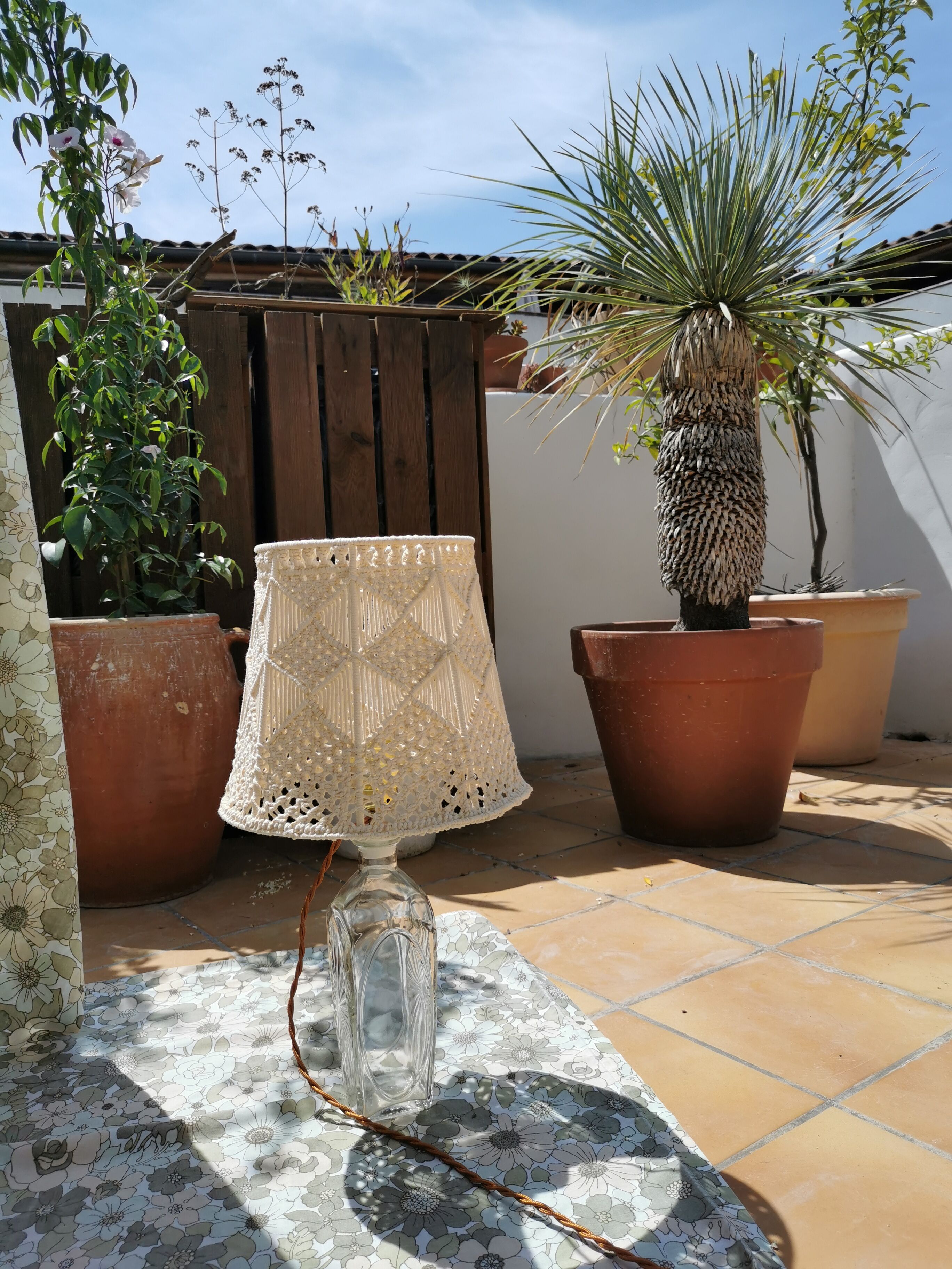 Lampe à poser, pied en verre et abat-jour en crochet années 70