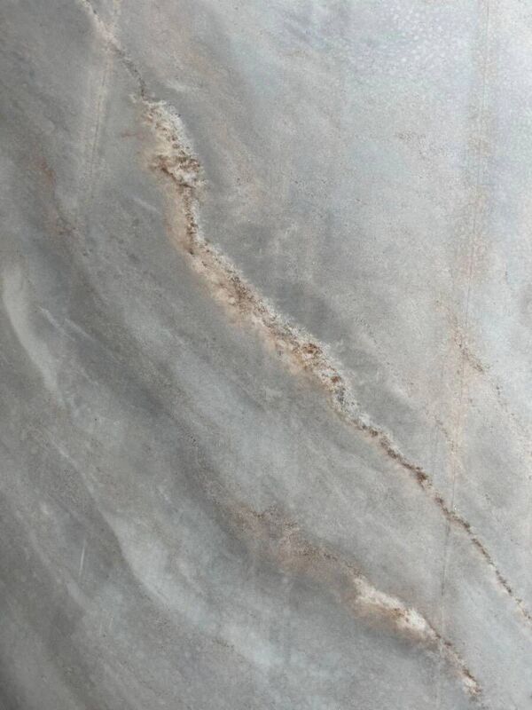Table basse en granit massif gris clair, de forme triangulaire organique et à base conique, années 1980