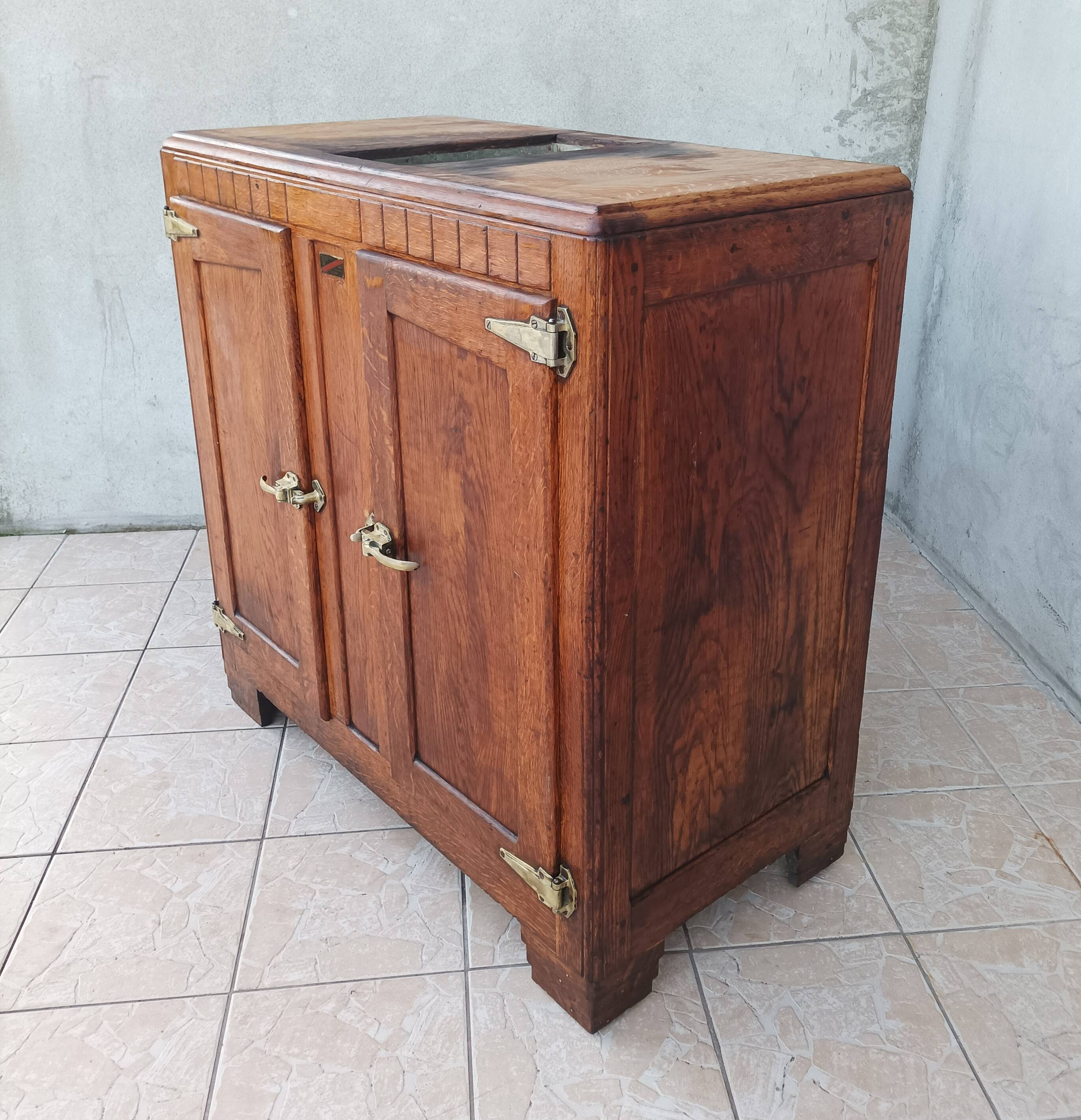 Butcher's buffet ice chest from the Art Deco period in oak