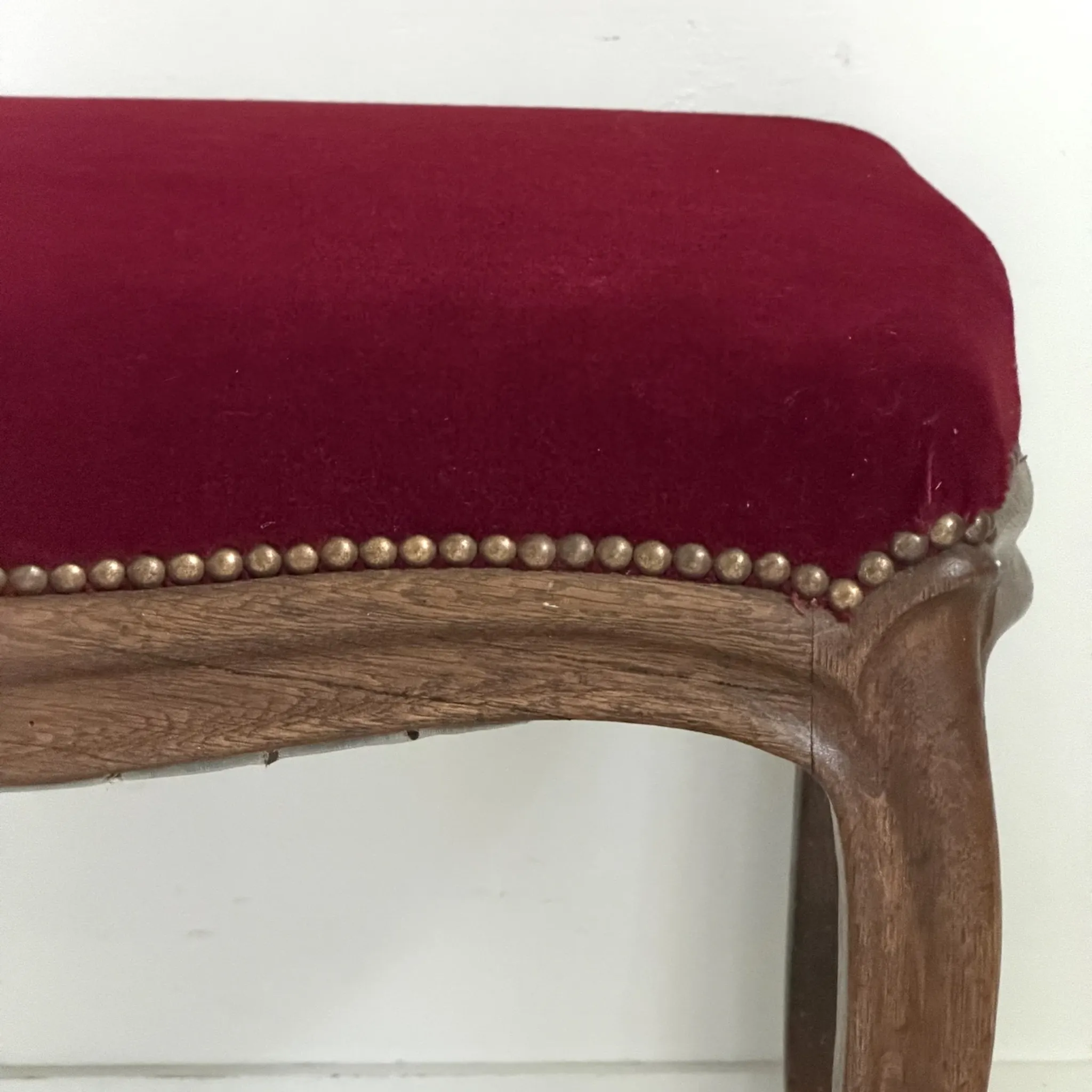 Louis XV style bench in oak and red velvet, 19th century.