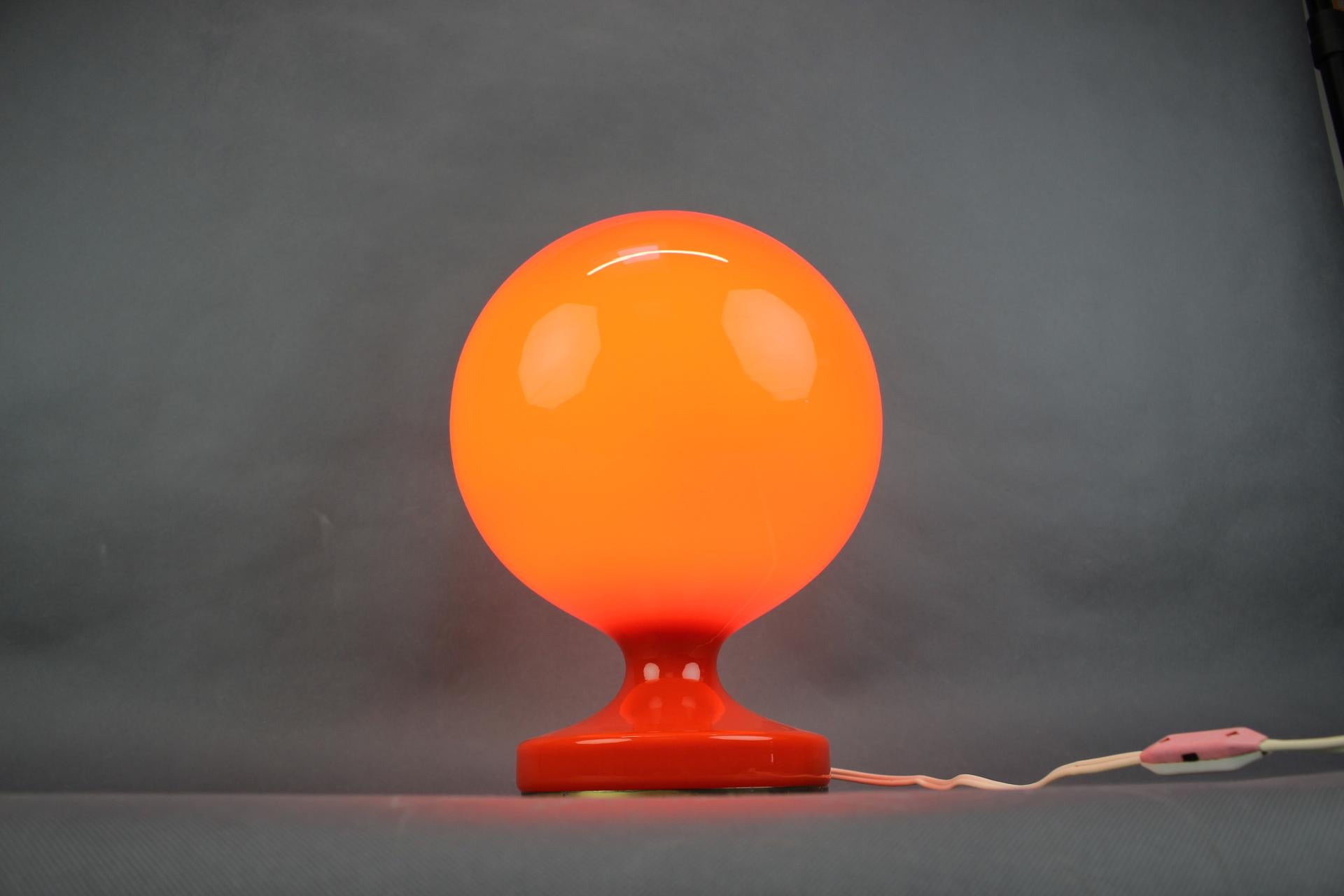 Lampe de table champignon en verre opalin orange tchèque des années 1970