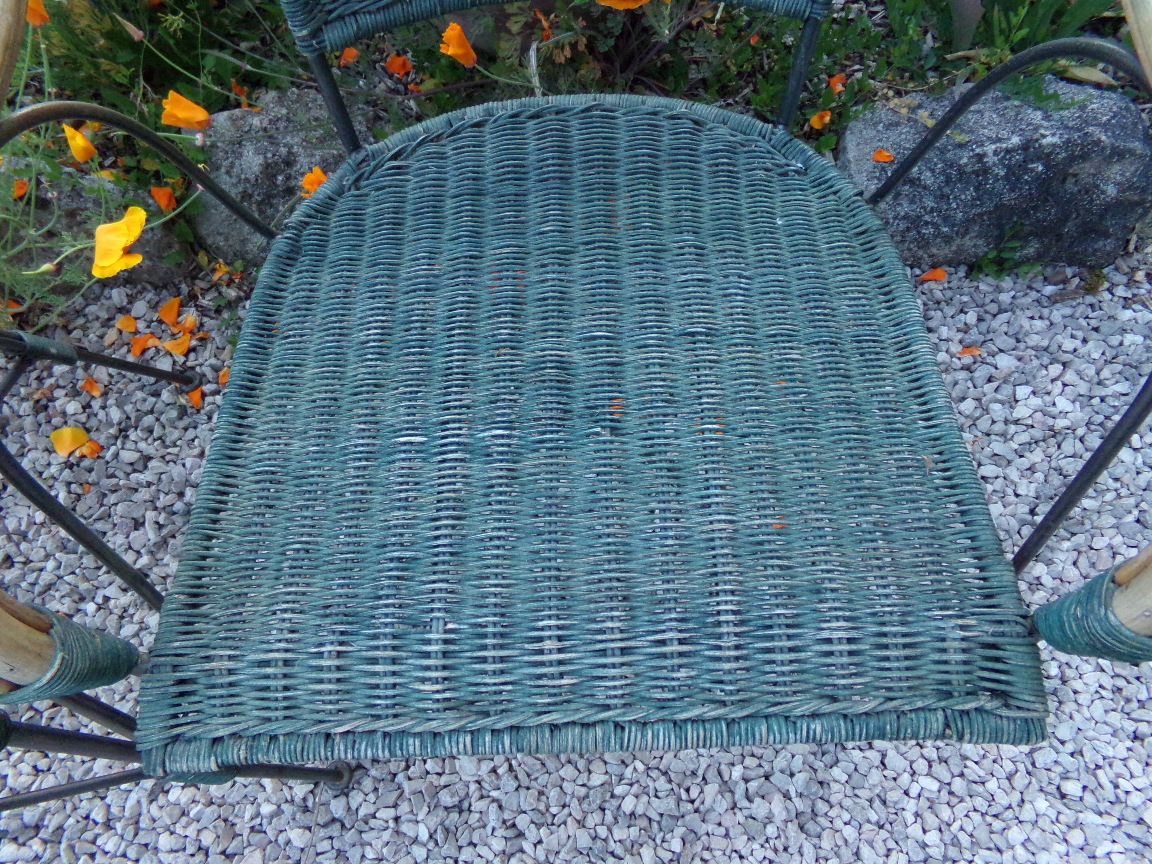 Duo de fauteuils anciens en fer forgé et osier