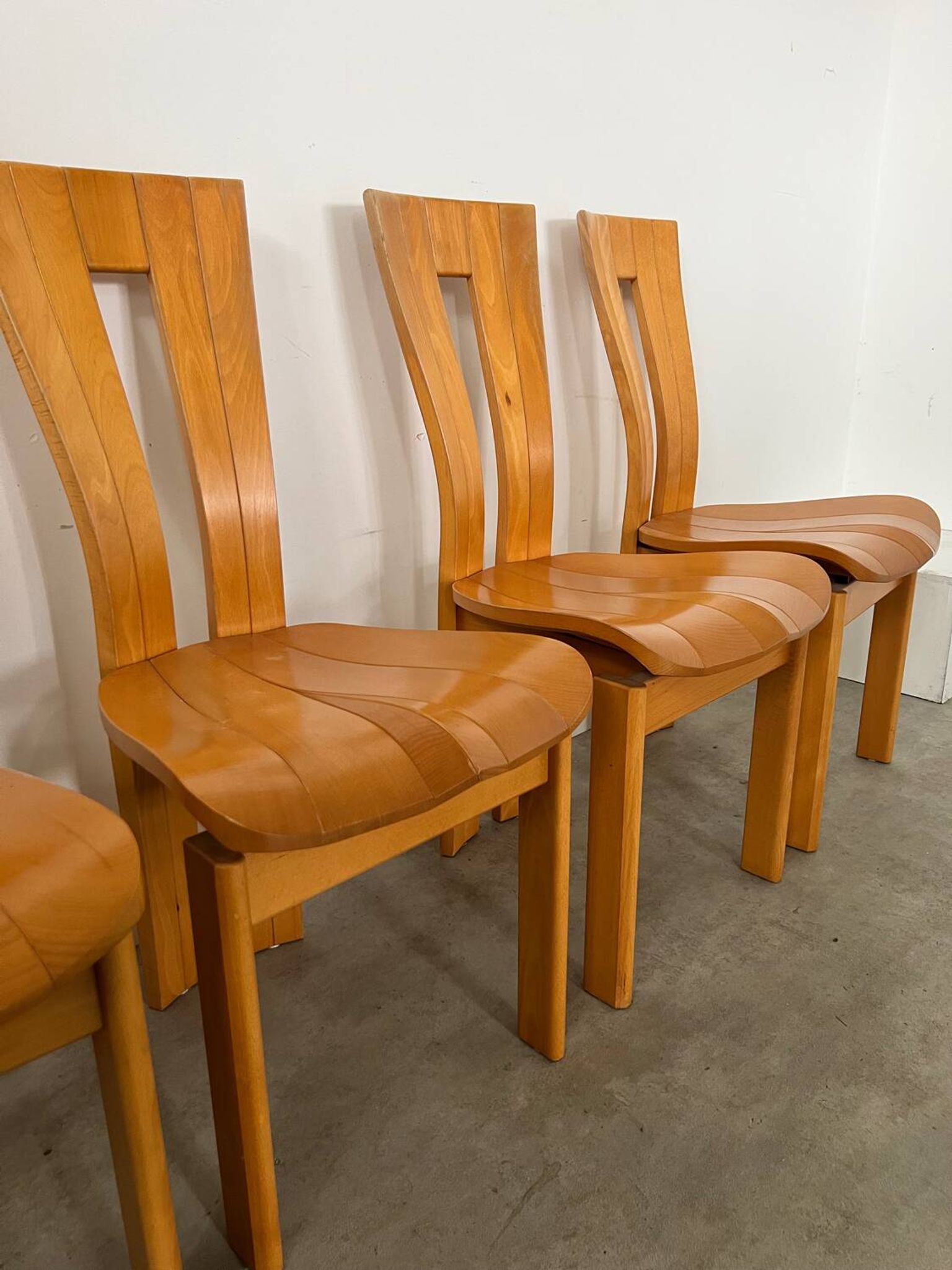 4 old French design solid elm chairs from the 70s vintage
