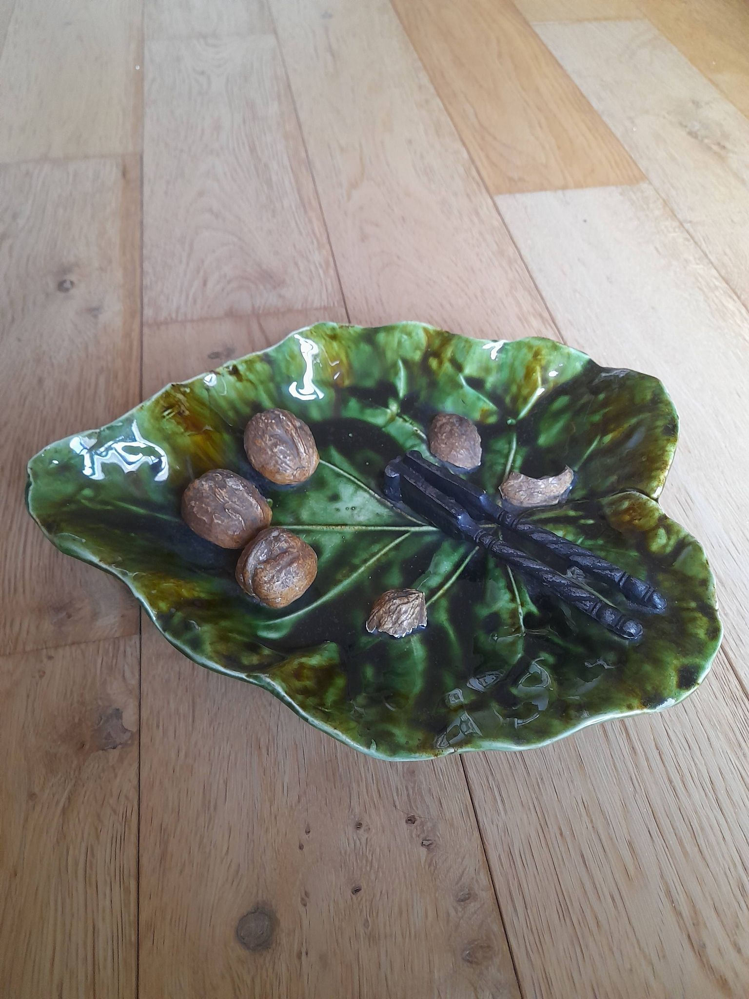 Barbotine dish walnut leaf Ernst Wahliss Turn-Wien Austria