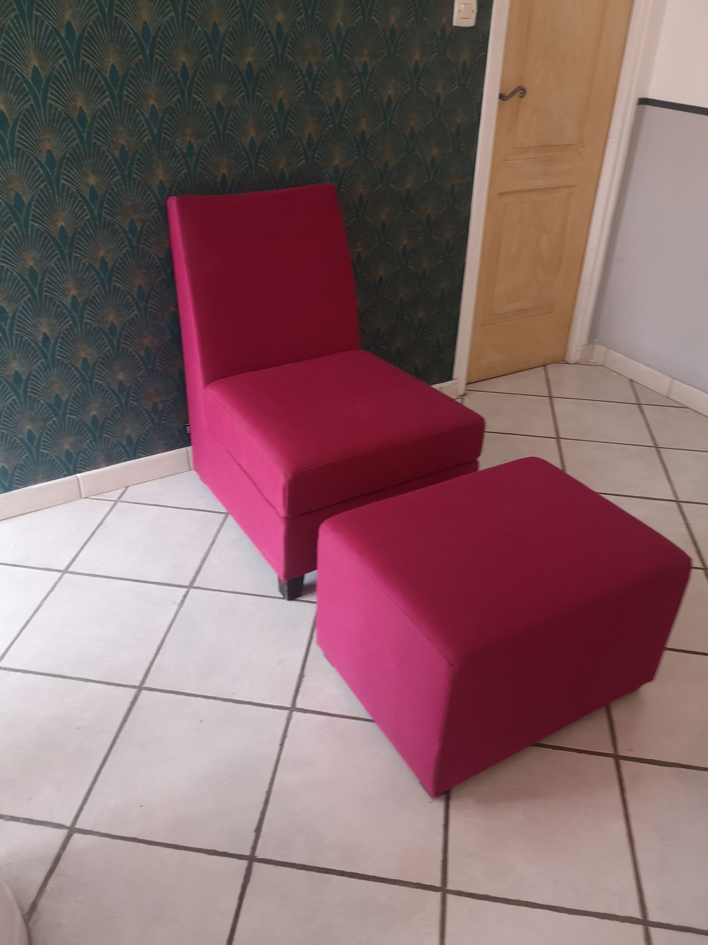 Fauteuil et repose pied "pouf" Ligne Roset