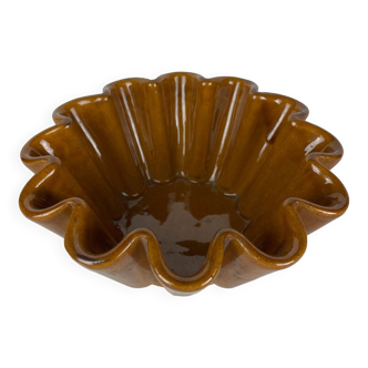 Ocher ceramic cake dish