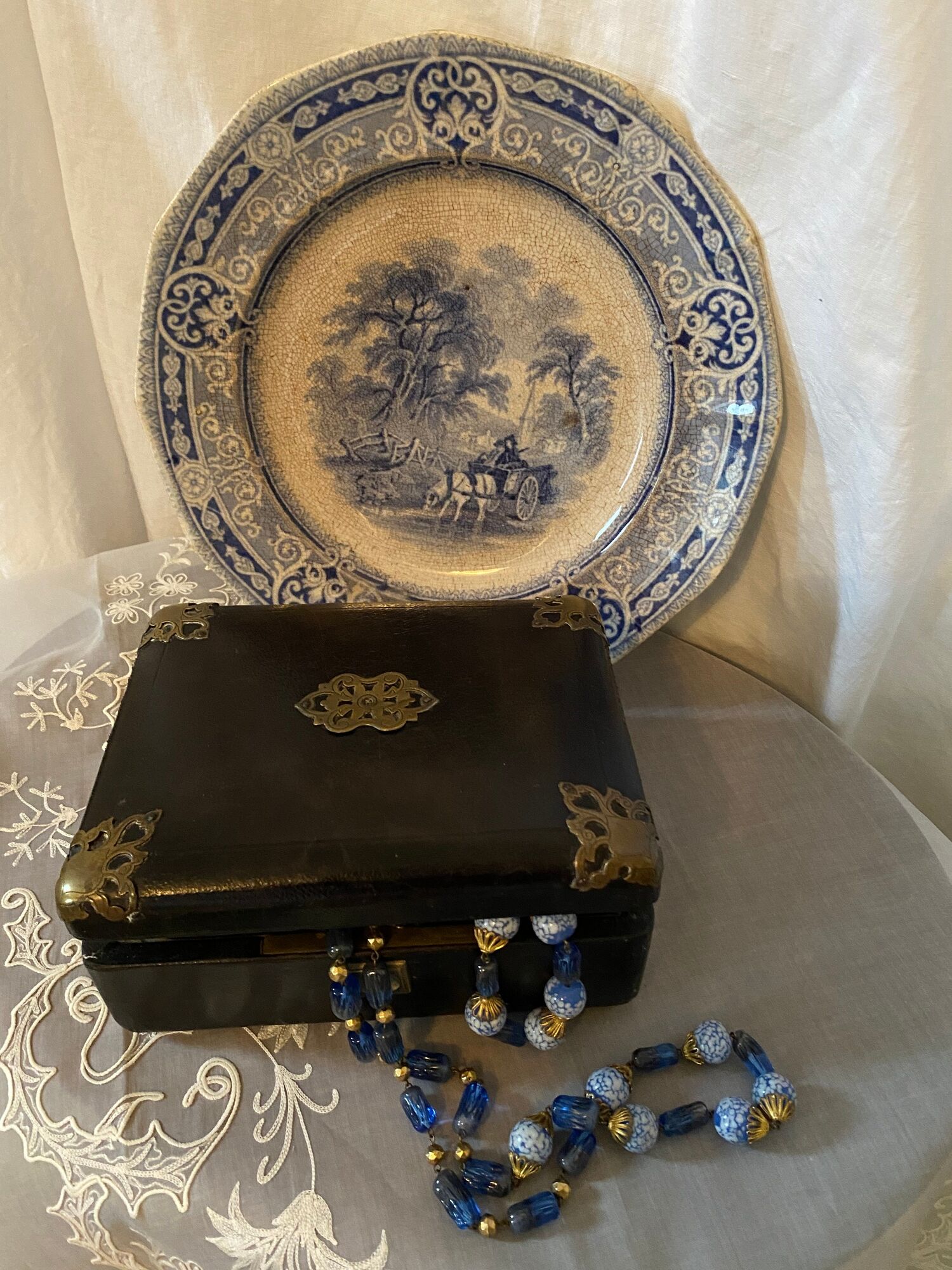 Coffret à bijoux en cuir et laiton capitonné ancien