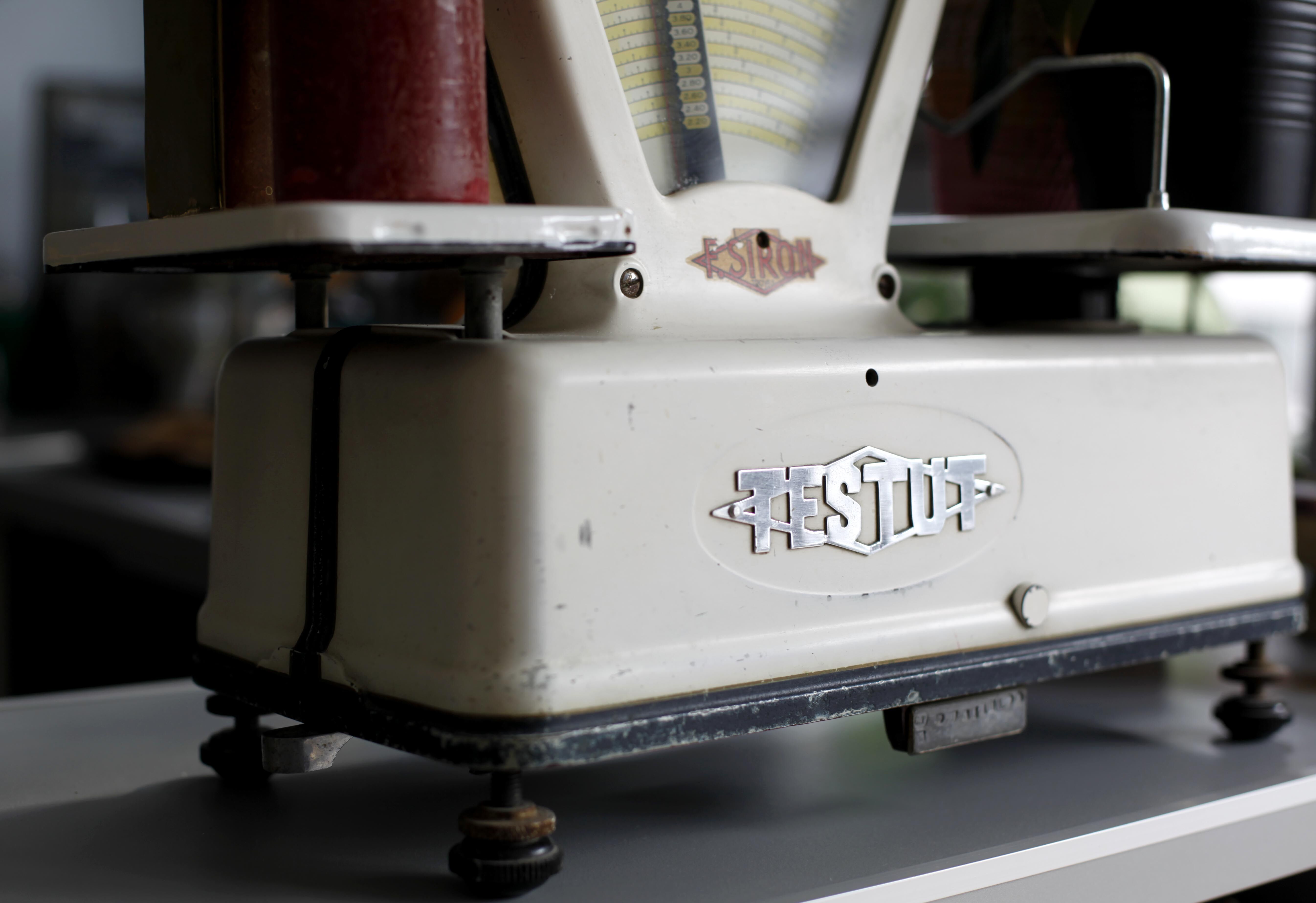 Balance Testut old year 1950