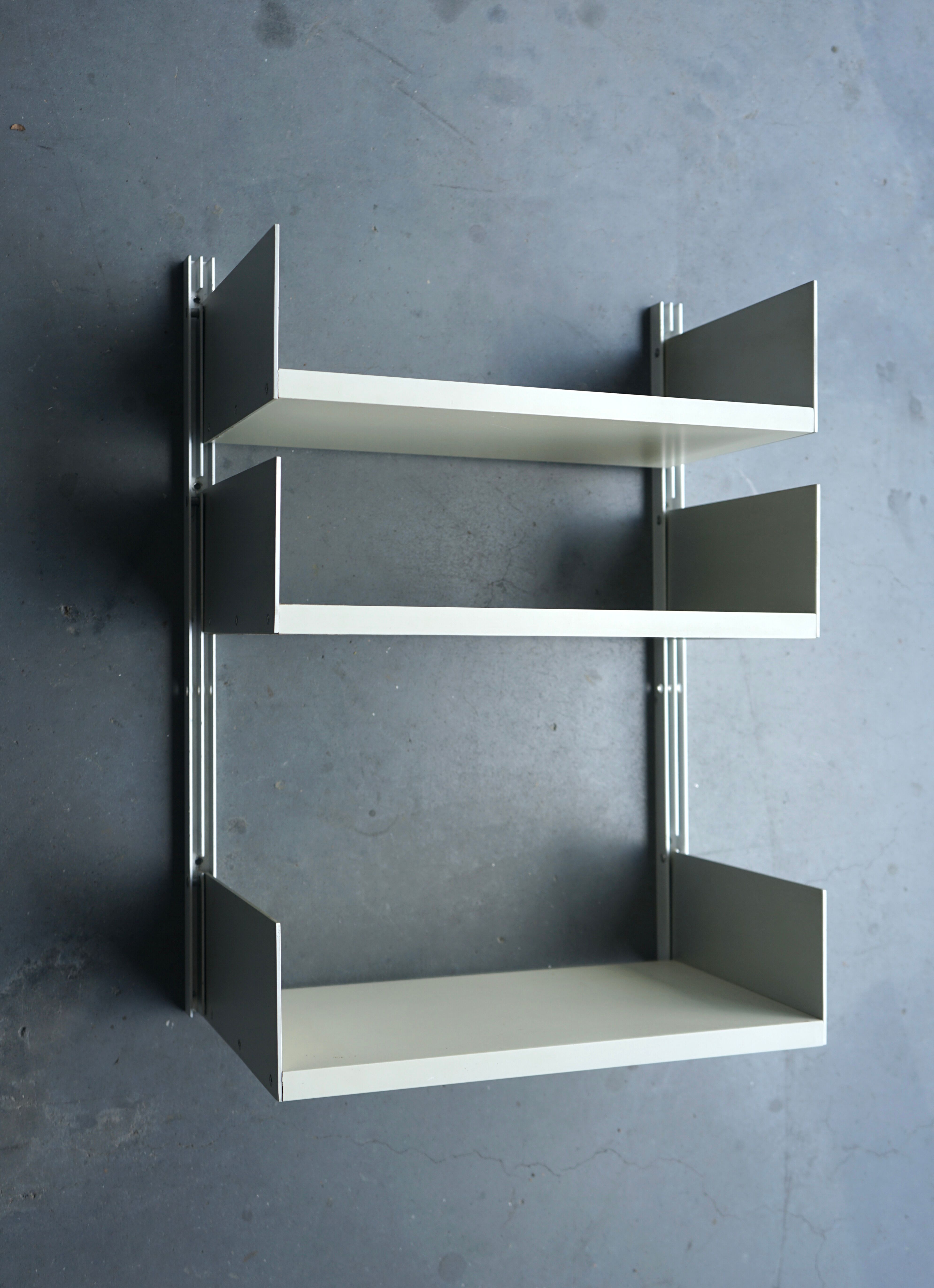 Small Wall Shelving Unit model 606 by Dieter Rams for Vitsoe. 1960s