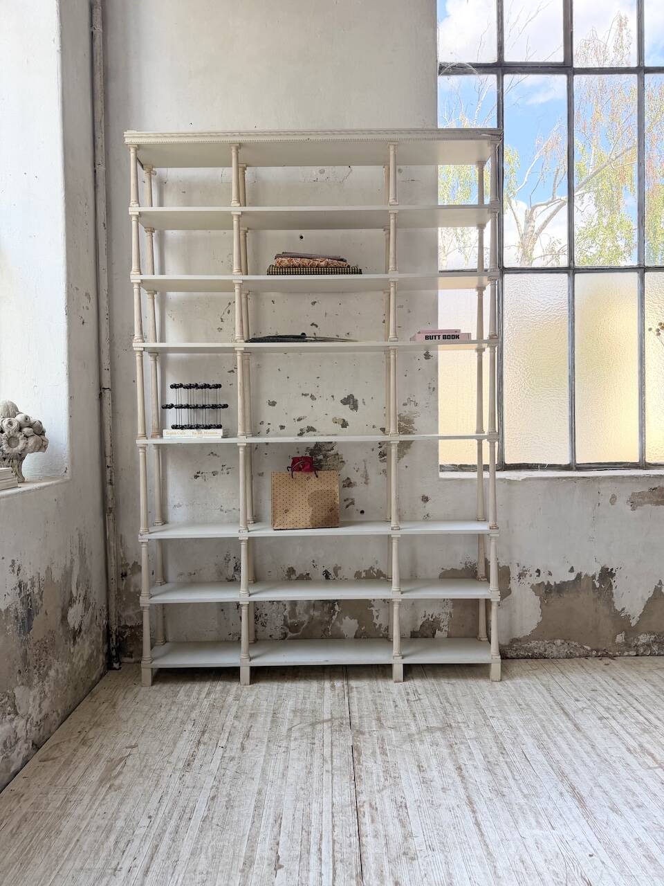 Bibliothèque, étagère XL Napoléon en bois patiné blanc