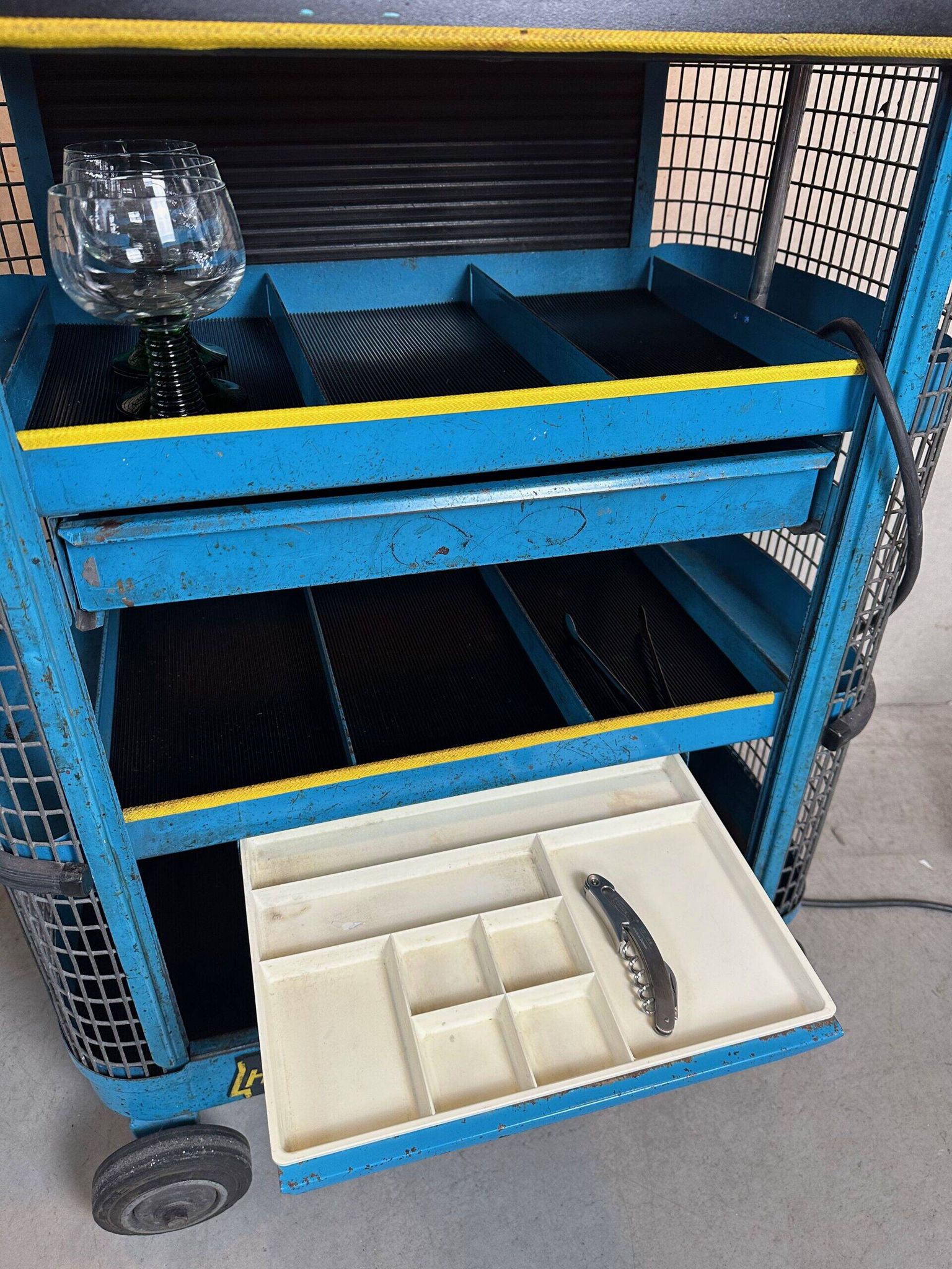 Trolley industriel vintage 'Hazet Assistent' + lampe Rademacher
