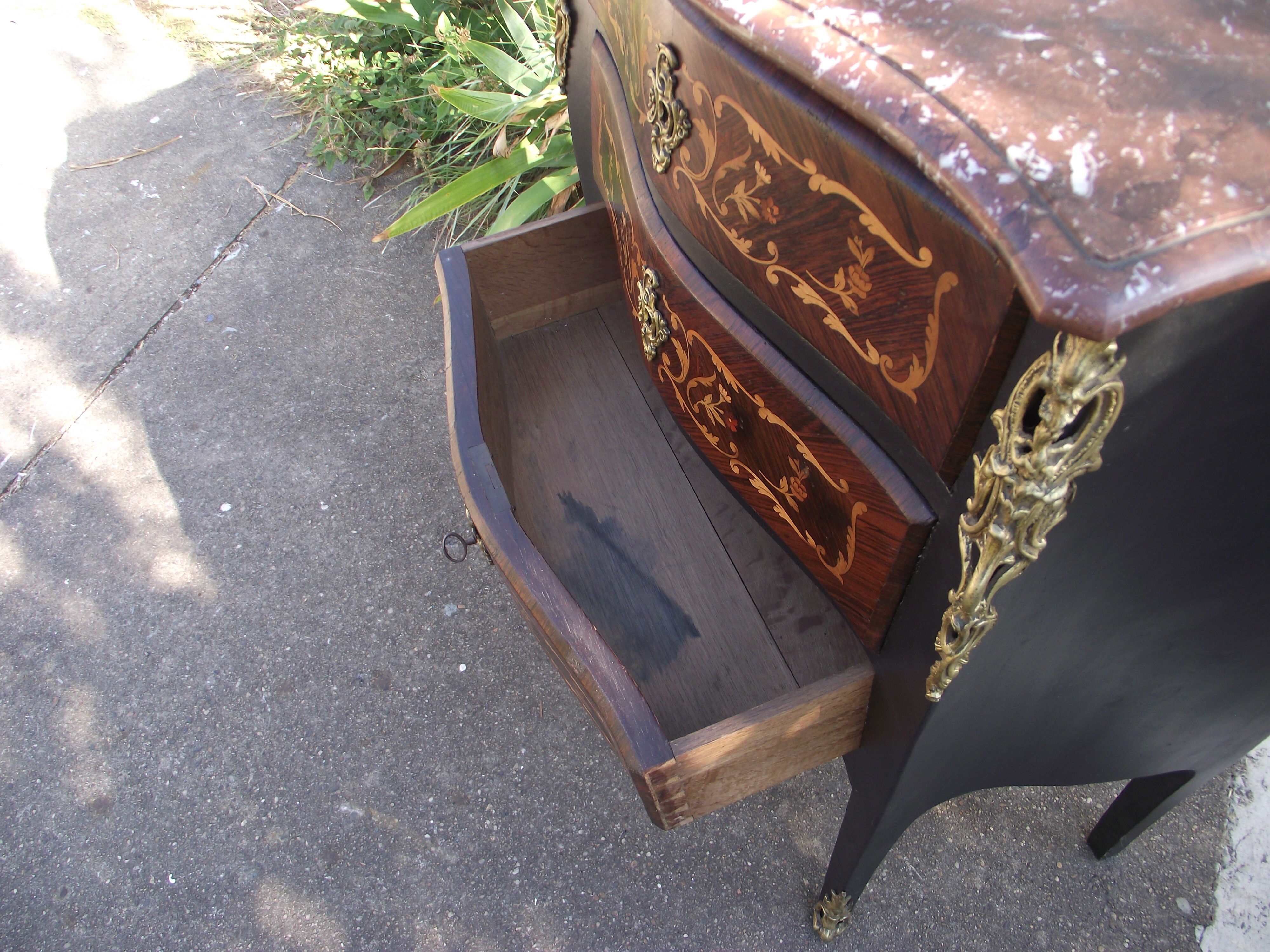 Chest of drawers between two Louis XV style late 19th early 20th.