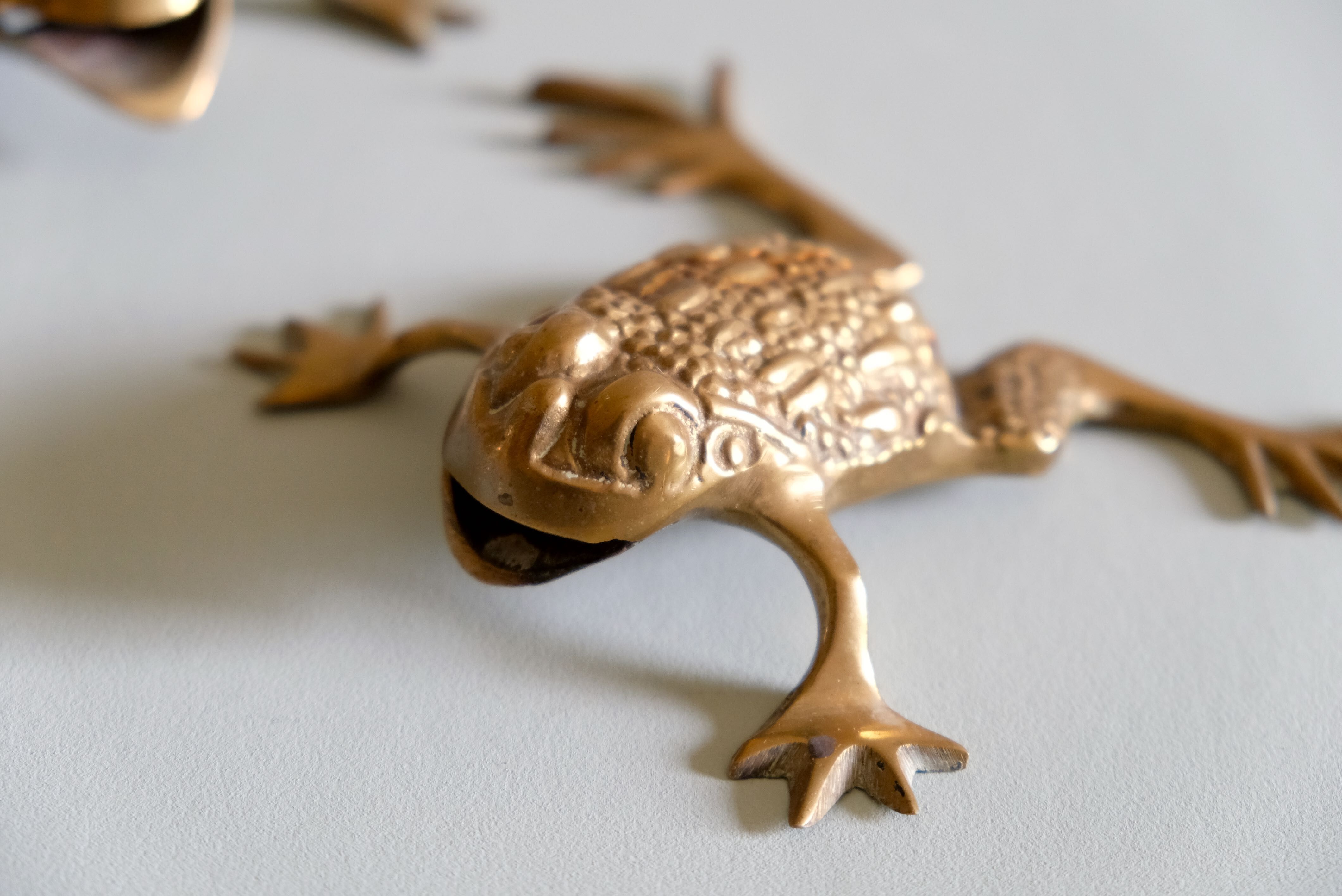 Frog brass paperweight, vintage