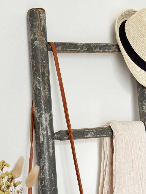 Ancienne échelle décorative en bois