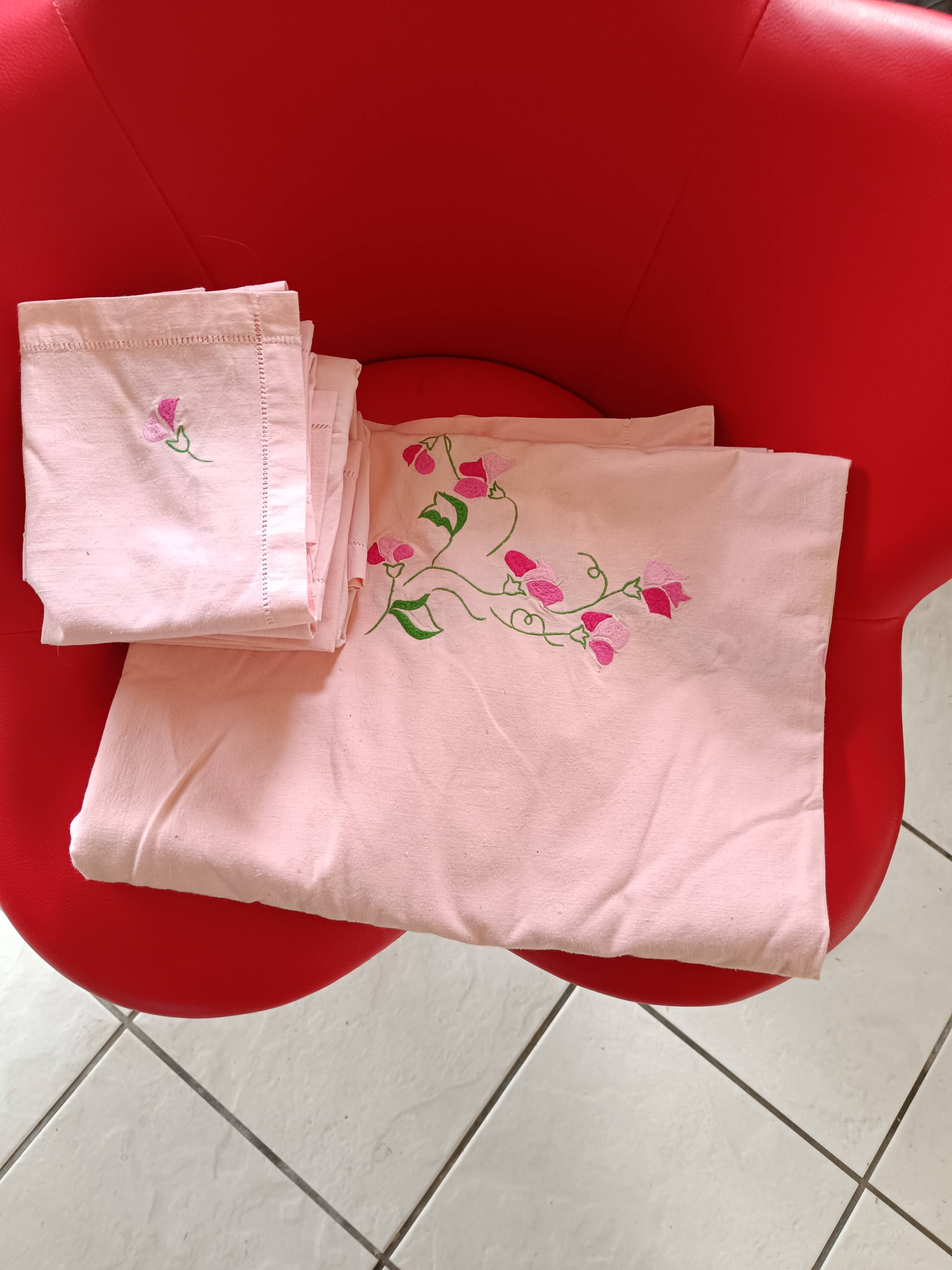 Pink tablecloth with flower crown + 10 napkins.