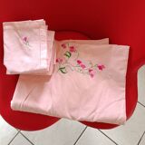 Nappe rose avec couronne de fleurs + 10 serviettes