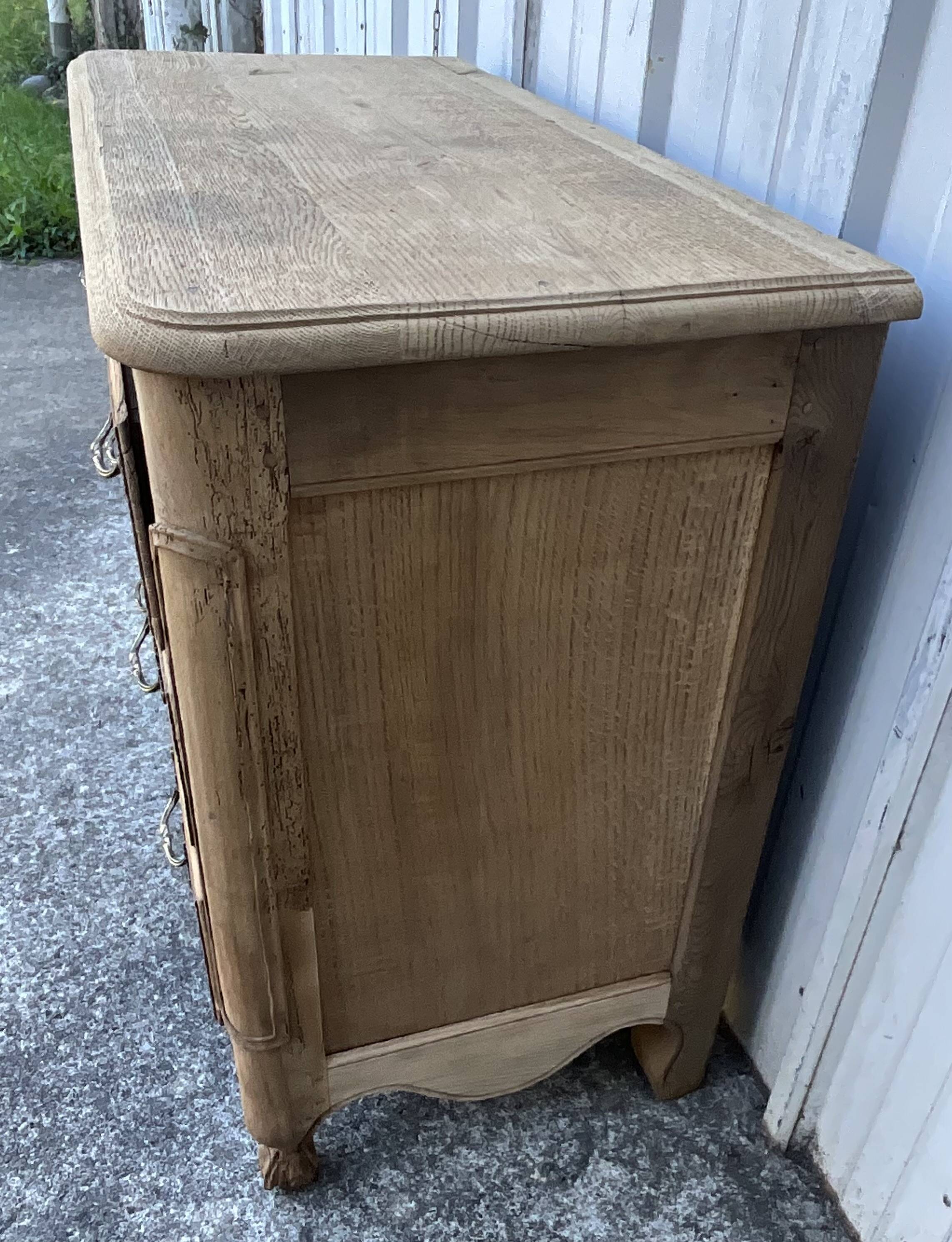 Louis XV chest of drawers in solid oak, late 18th century – Loire Valley