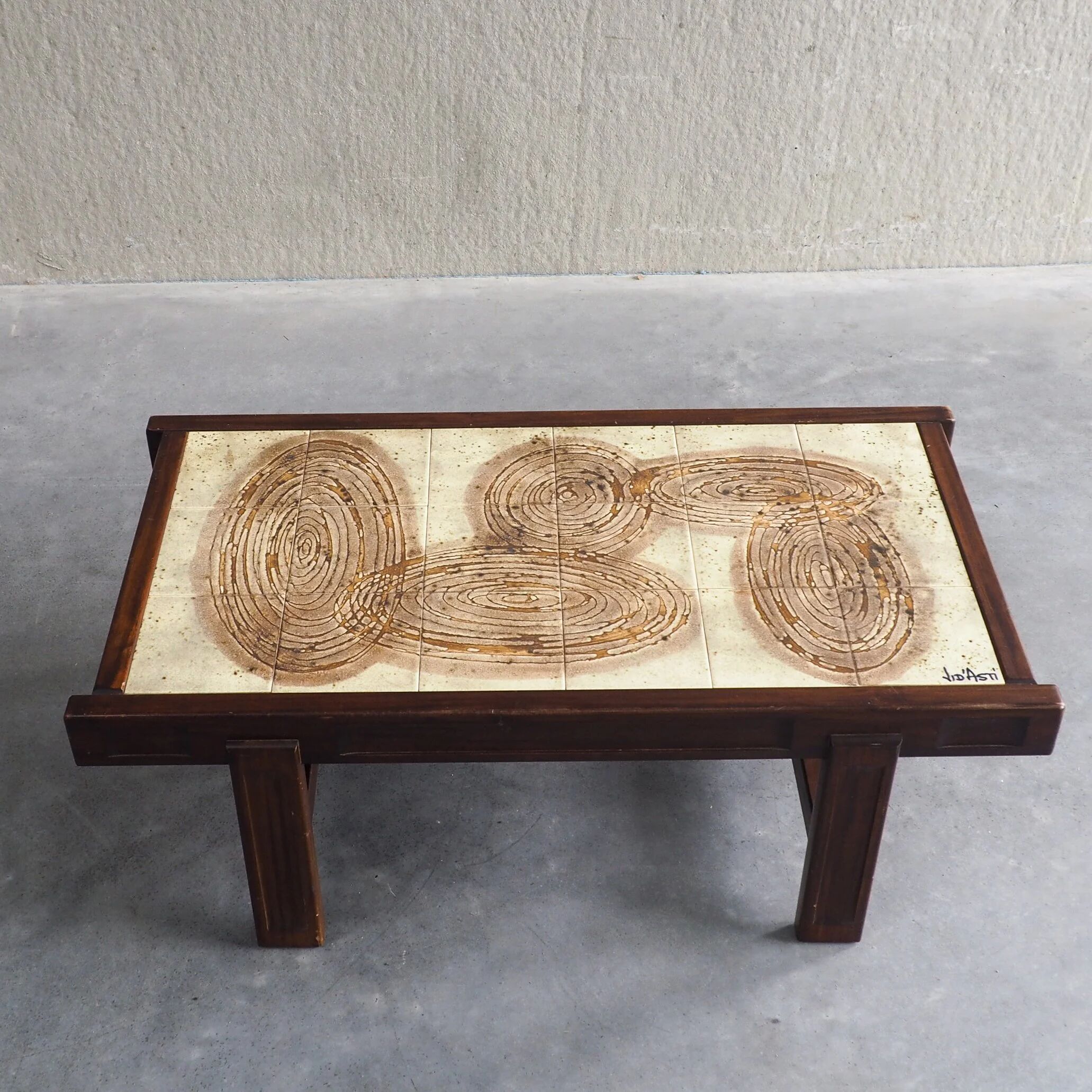 Table basse carrelée du milieu du siècle par Jean D’Asti