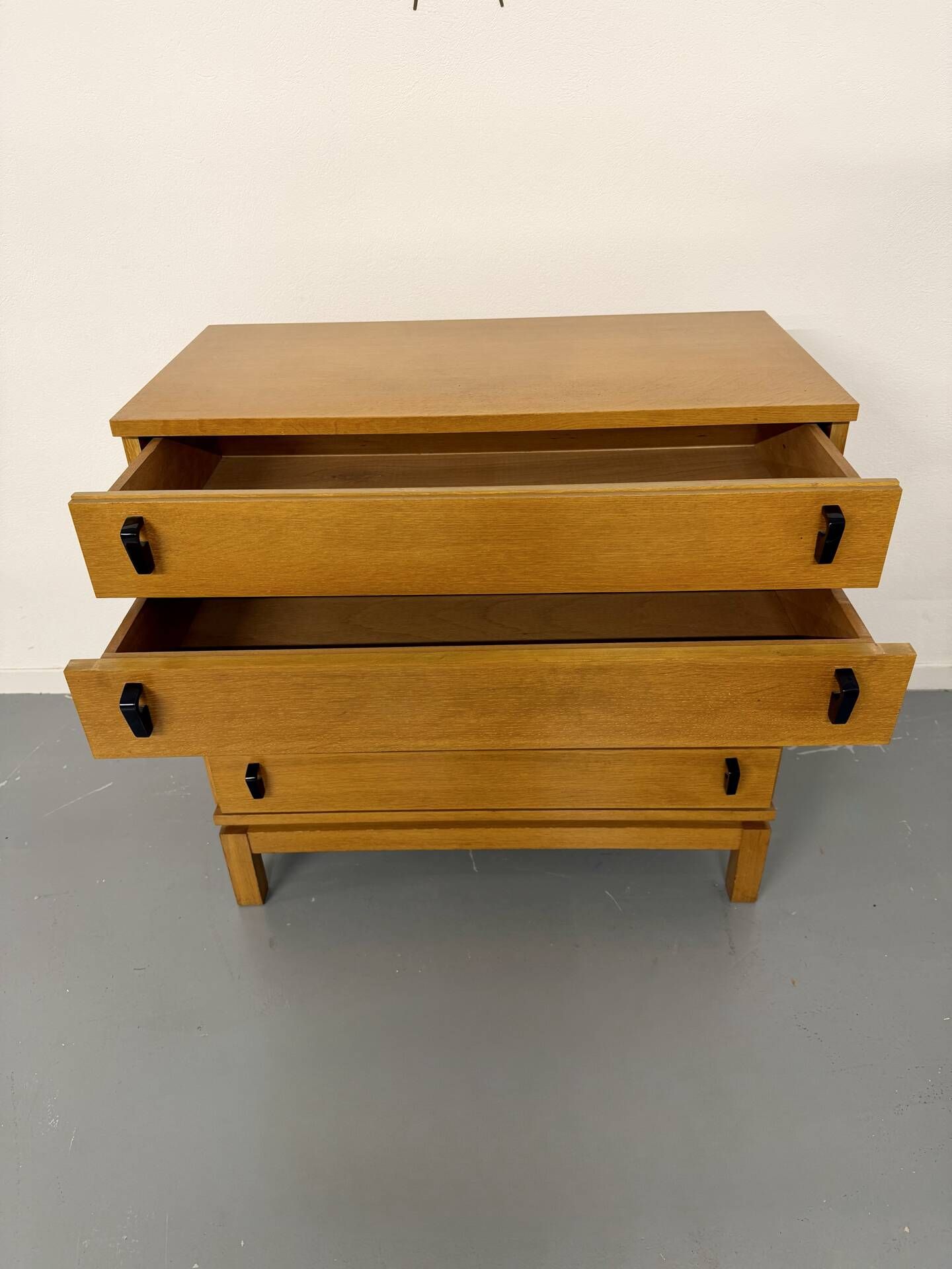 Vintage chest of drawers with 5 drawers in light wood, French design from the 60s/70s.