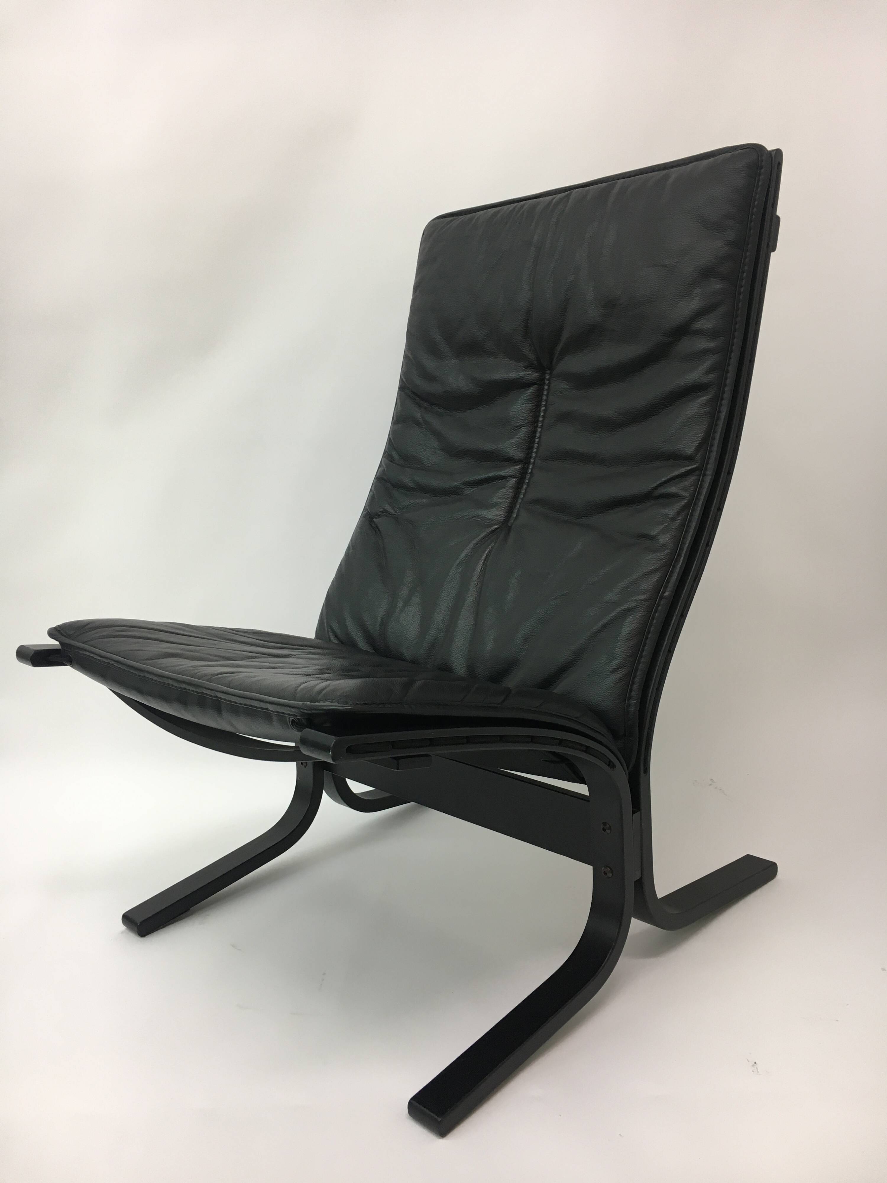 Mid-Century design black leather lounge chair by Ingmar Relling for Westnof