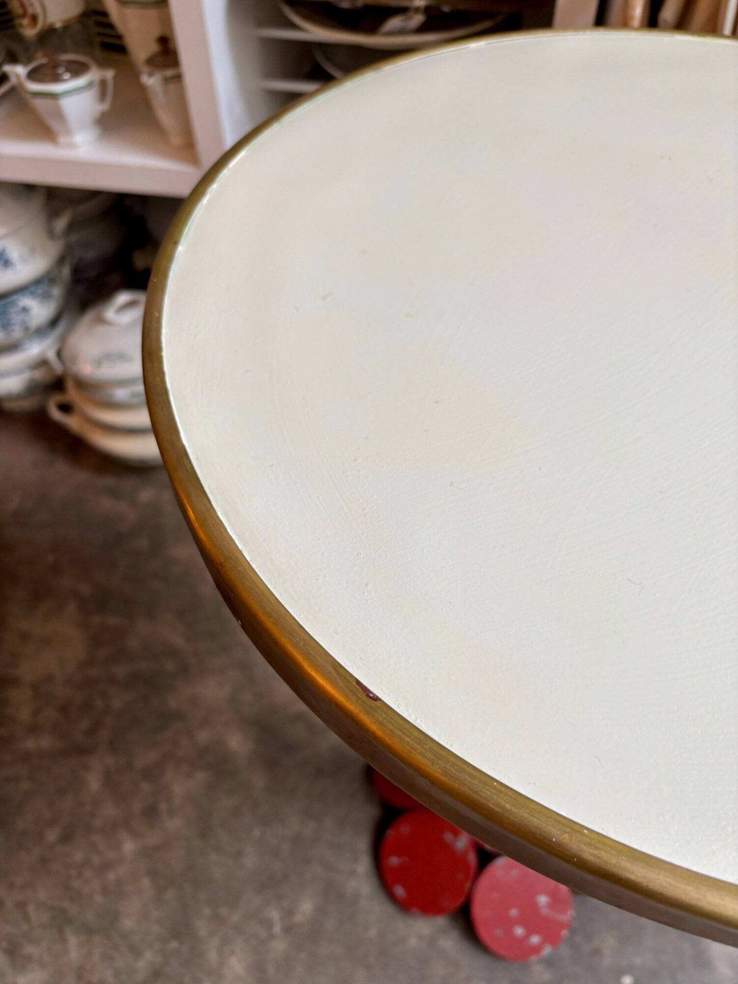 Table bistrot en métal bordeaux et mélaminé écru