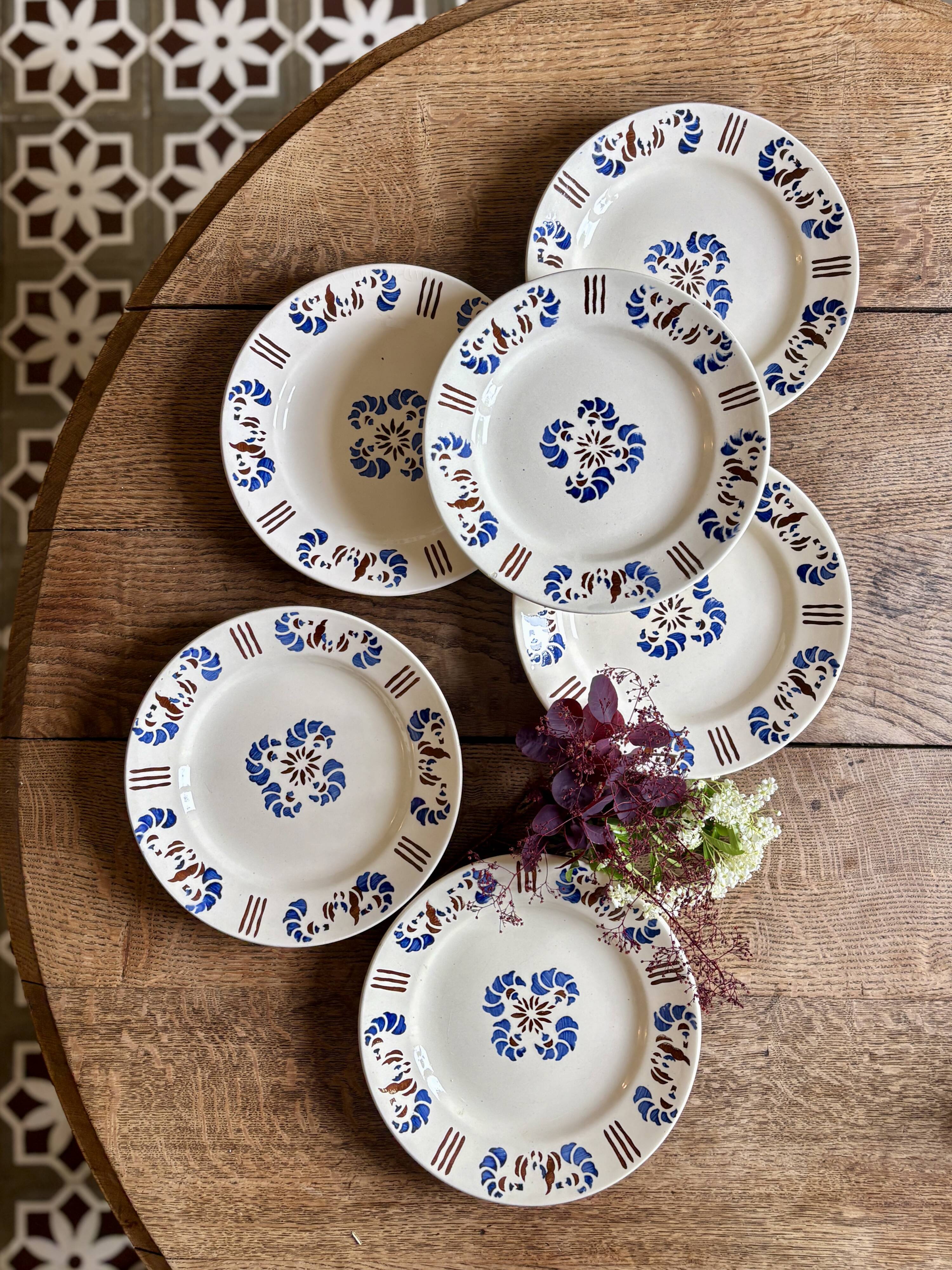 Set of 6 antique plates in the Laval pattern.