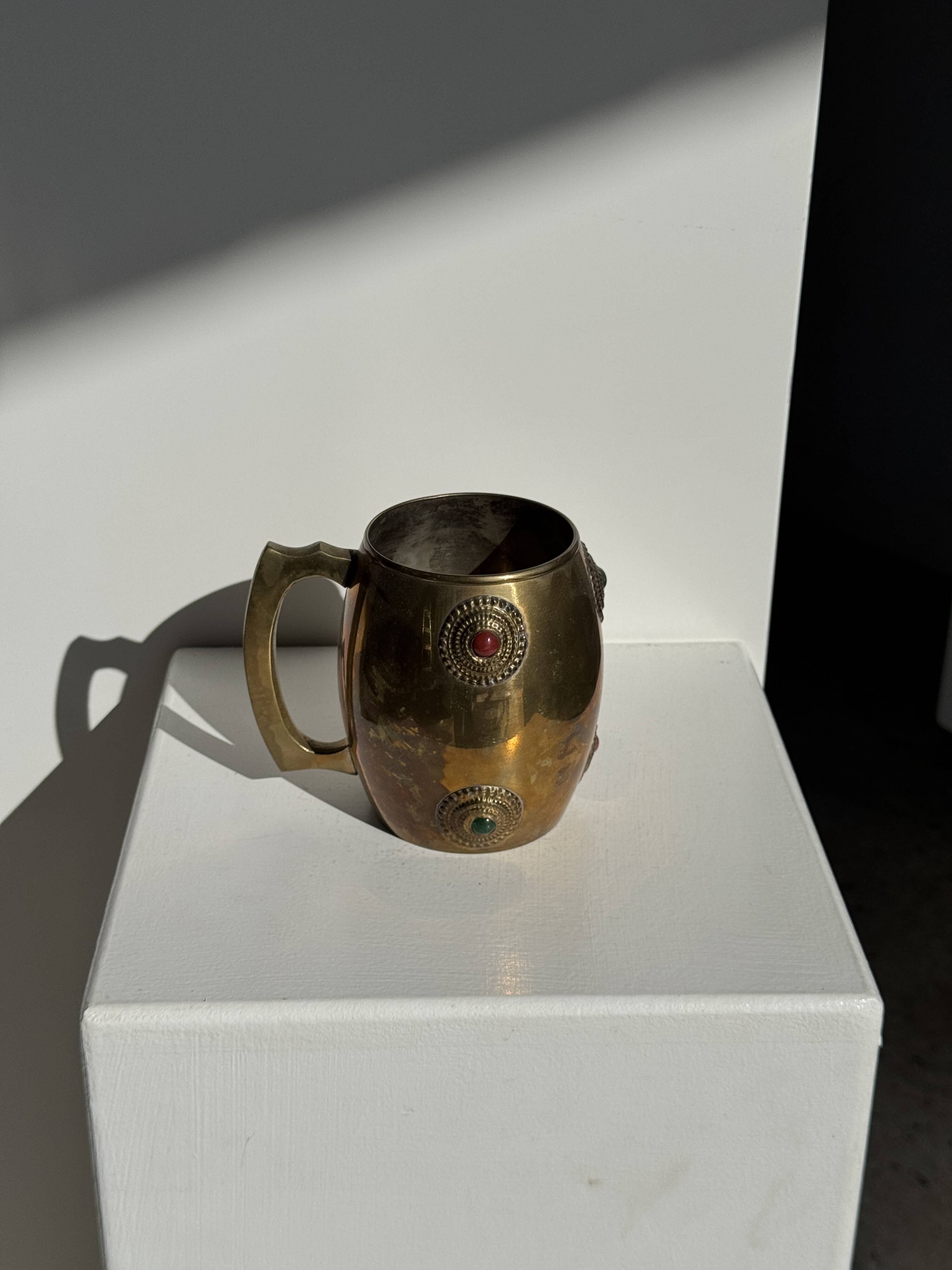 Mug en métal doré indien incrusté de pierres H11 D7