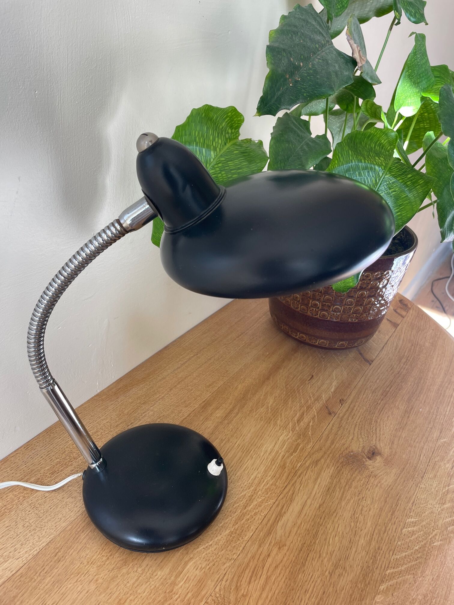 Black metal desk lamp