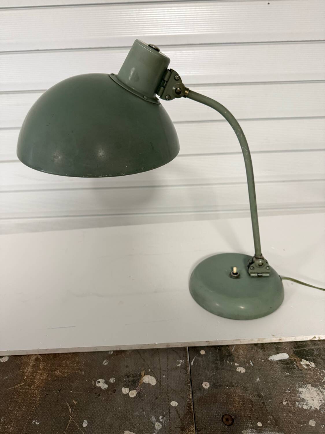 Articulated desk lamp