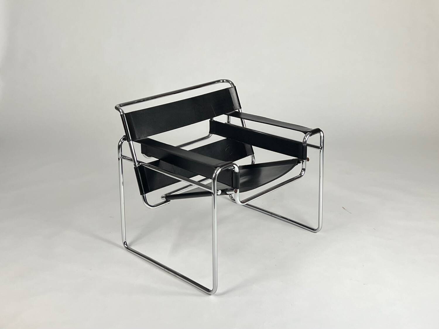 Wassily Chair B3 club chair Marcel Breuer Gavina leather