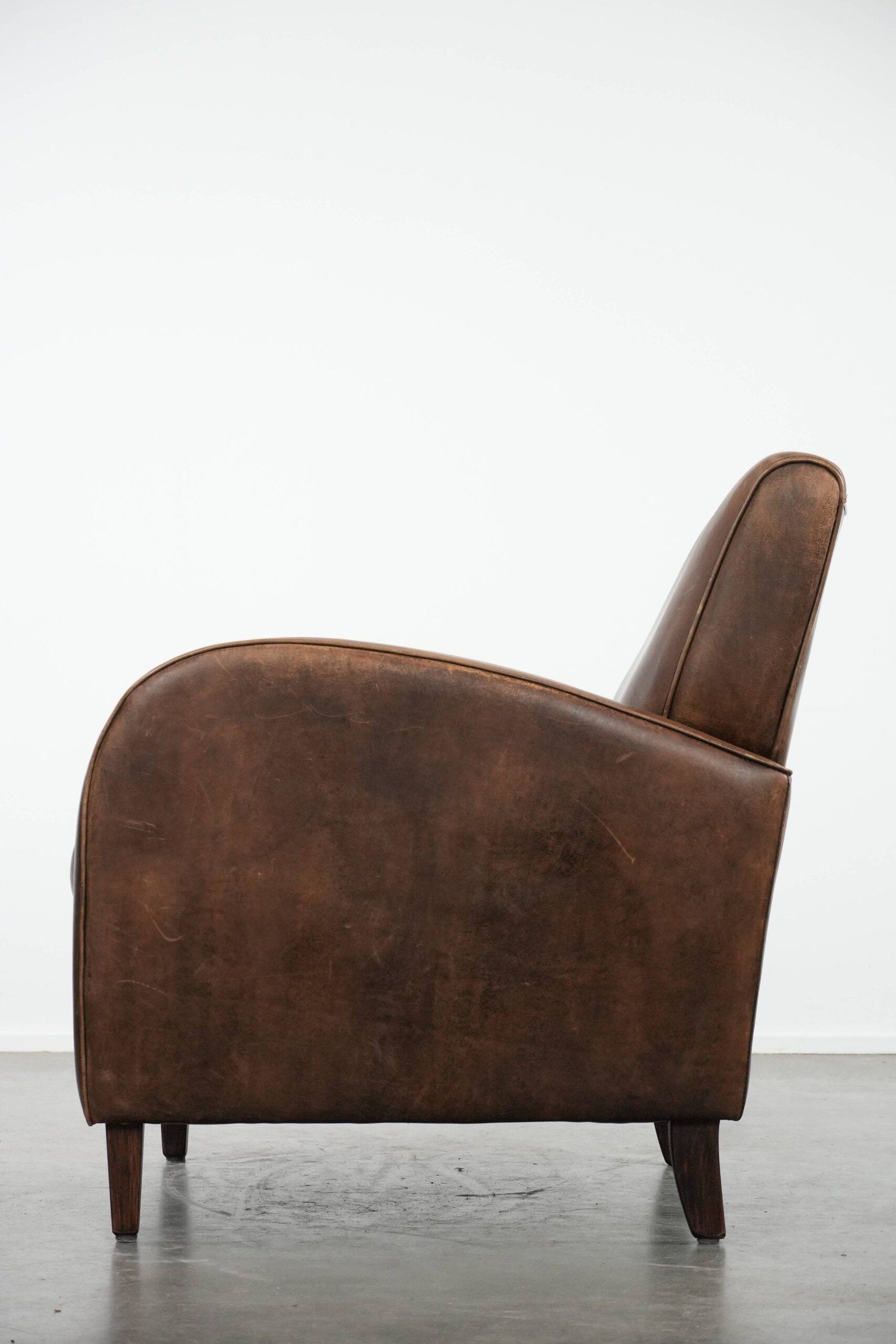 Fauteuil en cuir de mouton élégant et stylé avec un design épuré.