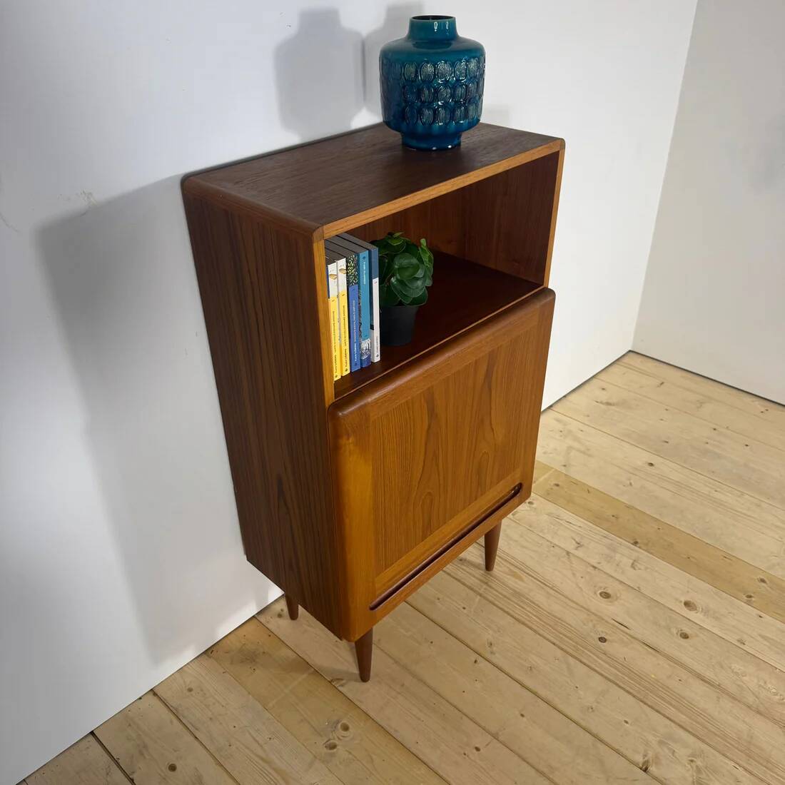 Small teak cabinet by Dyrlund – Danish mid-century design, 1960s