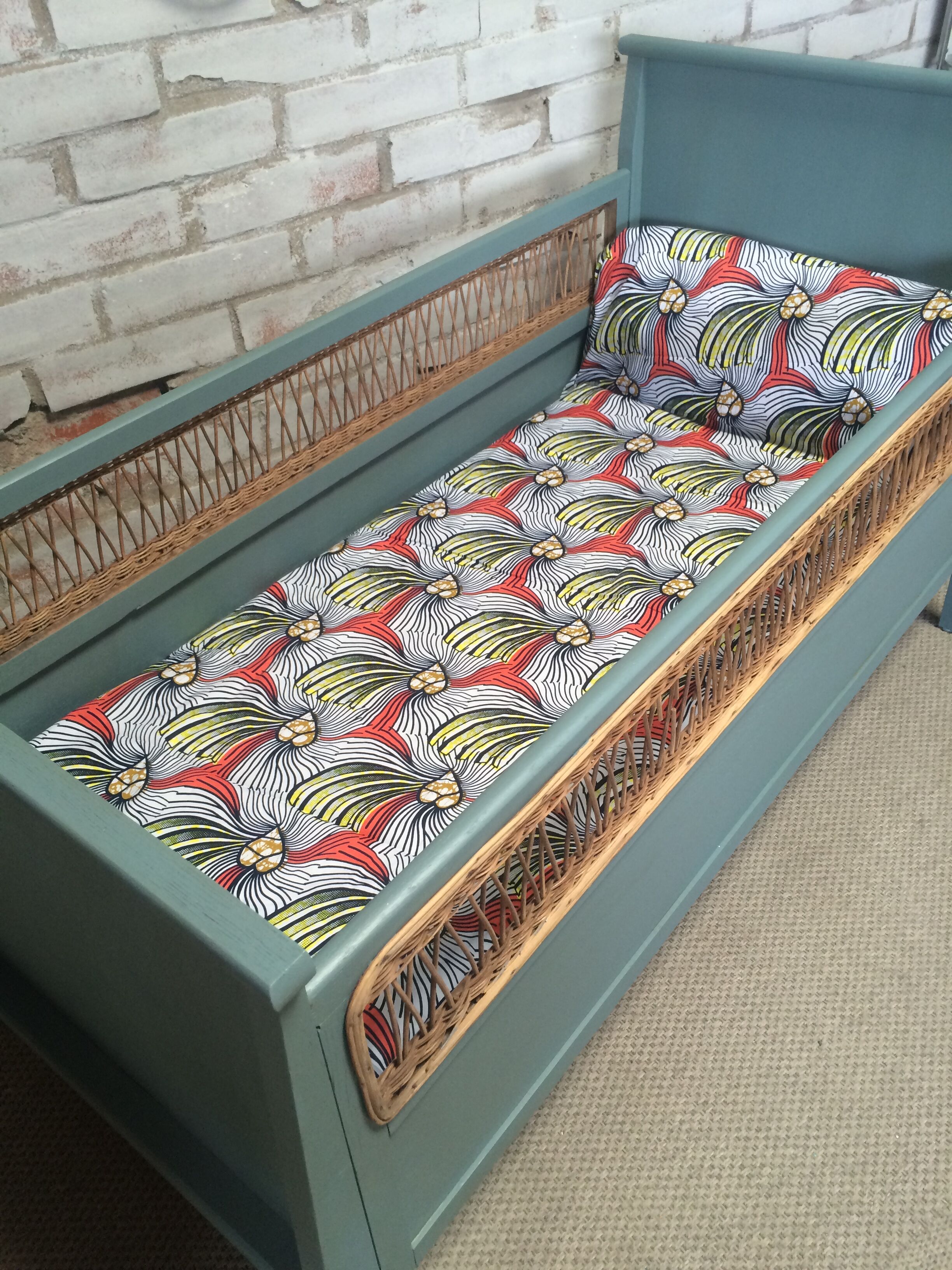 Baby bed feet compass and woven wicker