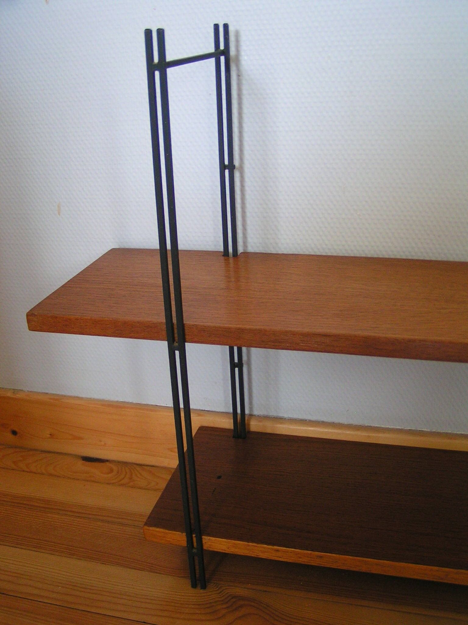 Flexible wall string