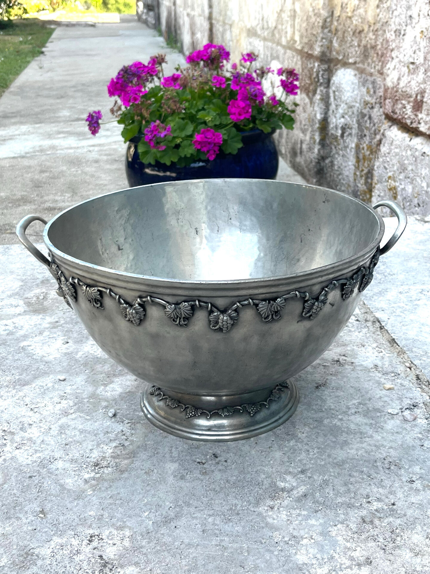 French pewter punch bowl set with 10 cups and ladle – grapevine Etain