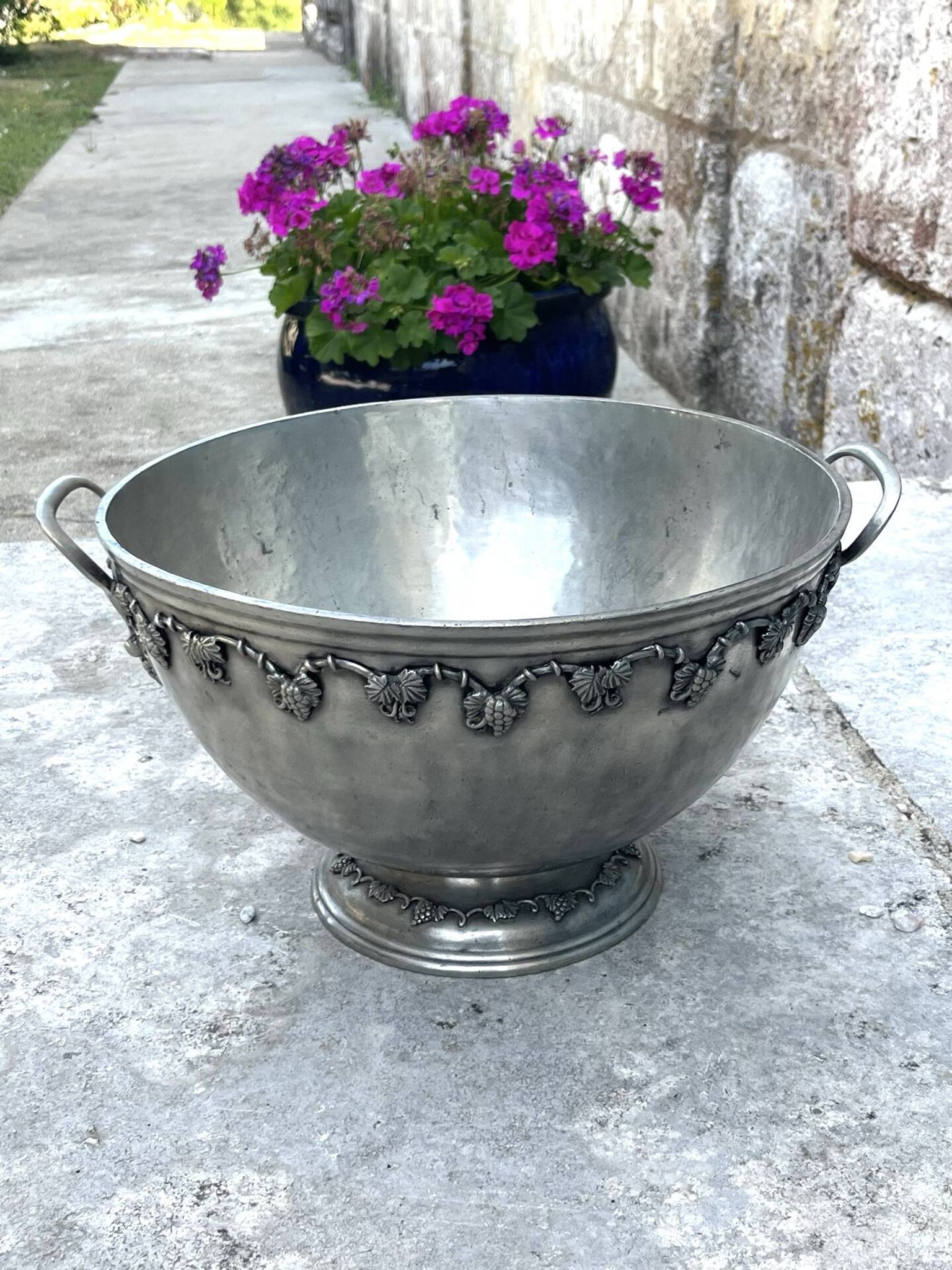 French pewter punch bowl set with 10 cups and ladle – grapevine Etain