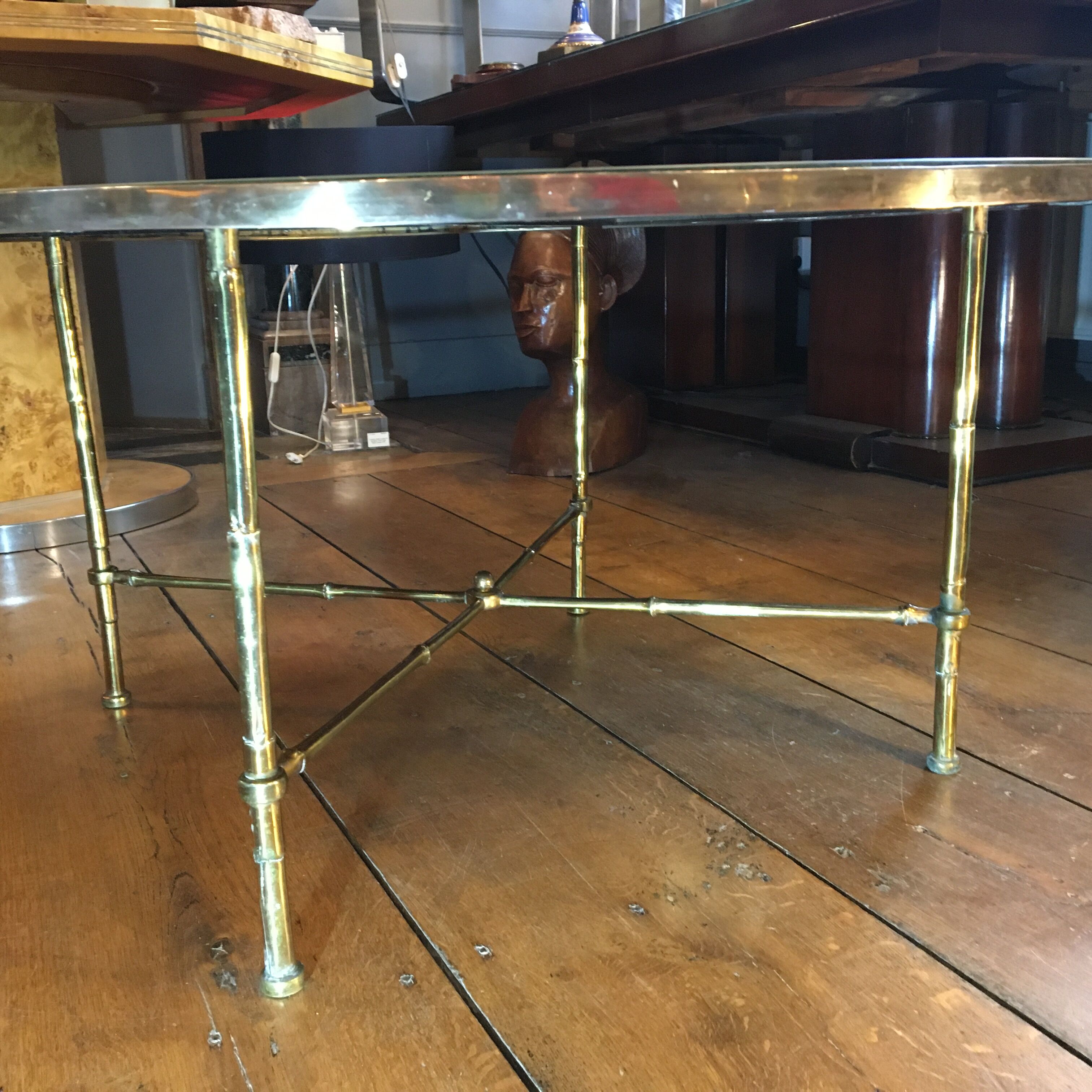 Table basse en bronze doré, verre façon miroir doré, circa 1940